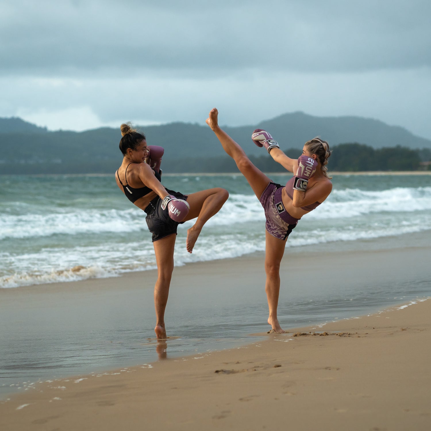 venum-x-kaz-muay-thai-shorts-damen-schwarz image 5