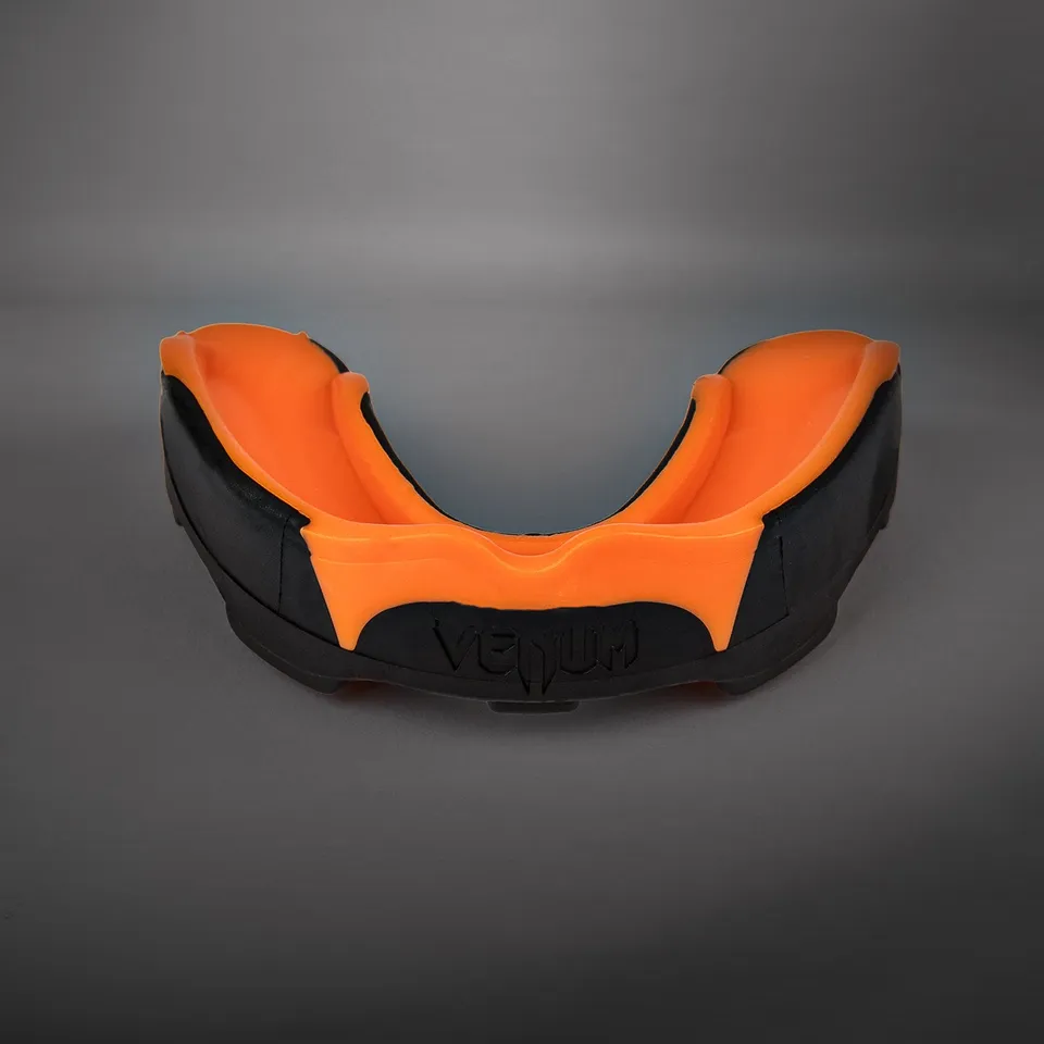 venum-predator-mundschutz-schwarz-orange image 1