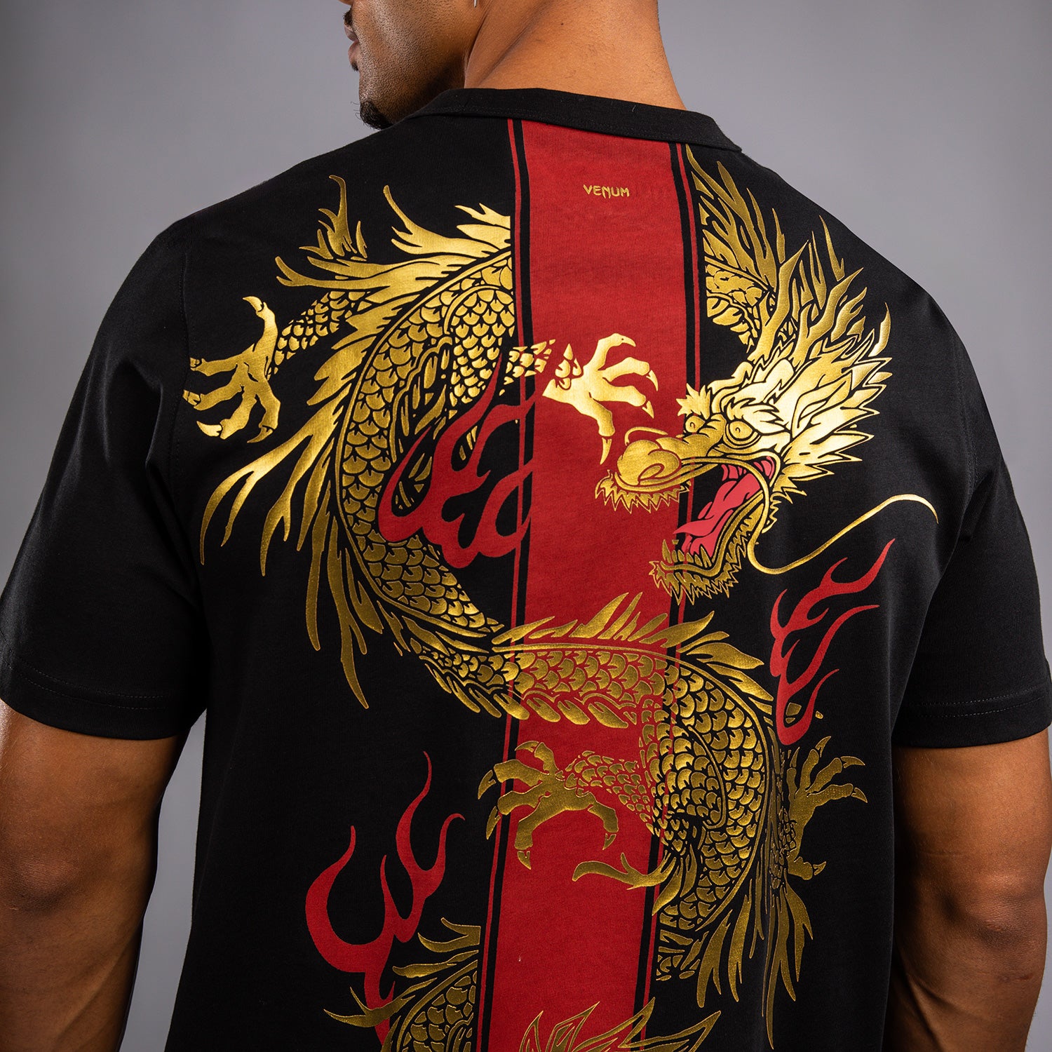 venum-x-tekken-8-marshall-law-t-shirt-herren-schwarz-rot-gold image 5