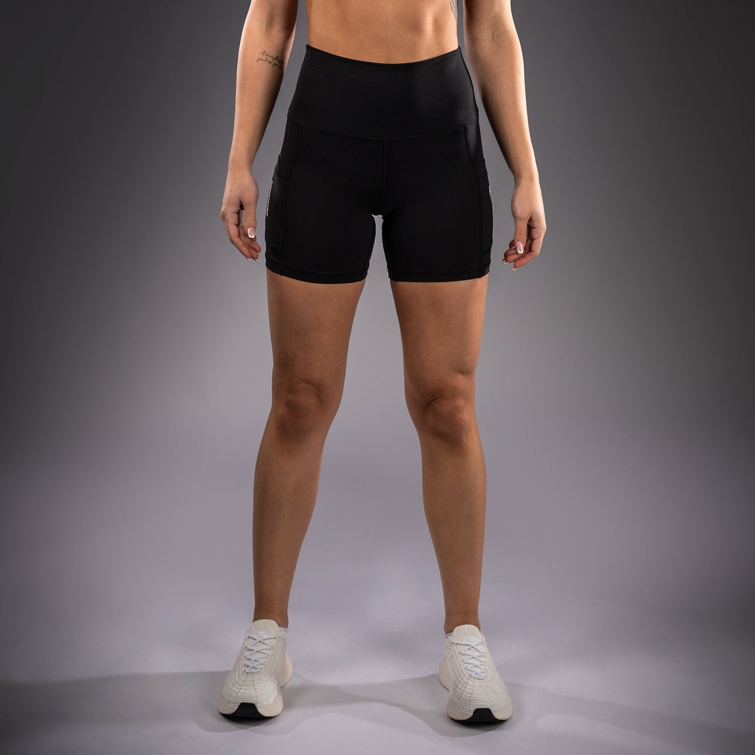 venum-essential-kompressionsshorts-damen-schwarz image 1