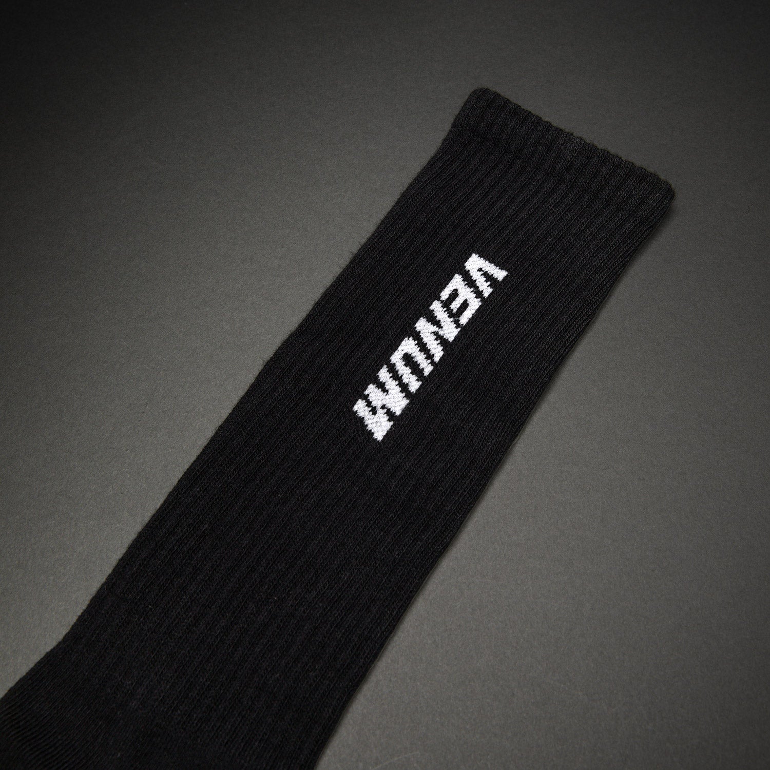 venum-essential-over-the-calf-socken-schwarz-wei image 2