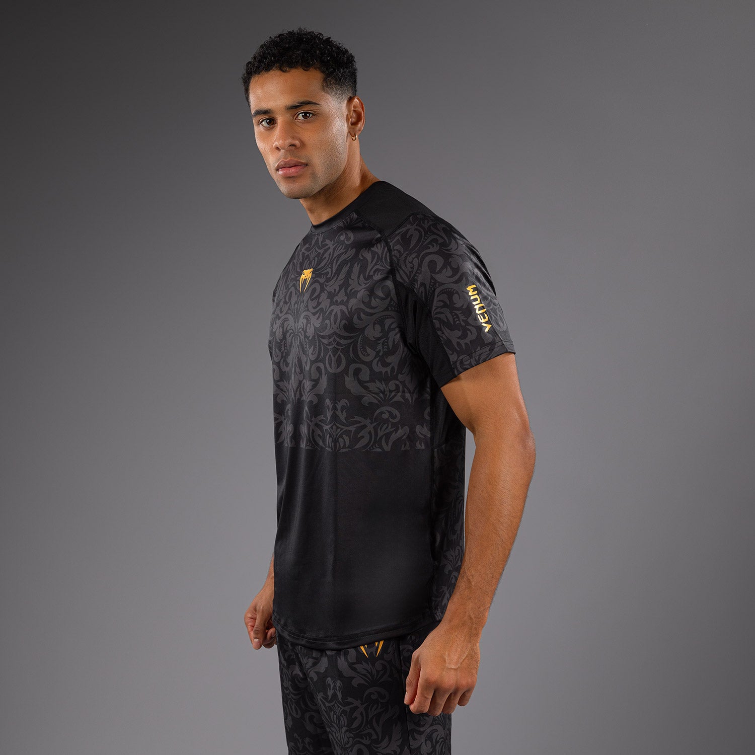 venum-x-topuria-unmatched-edition-dry-tech-shirt-schwarz-gold image 2