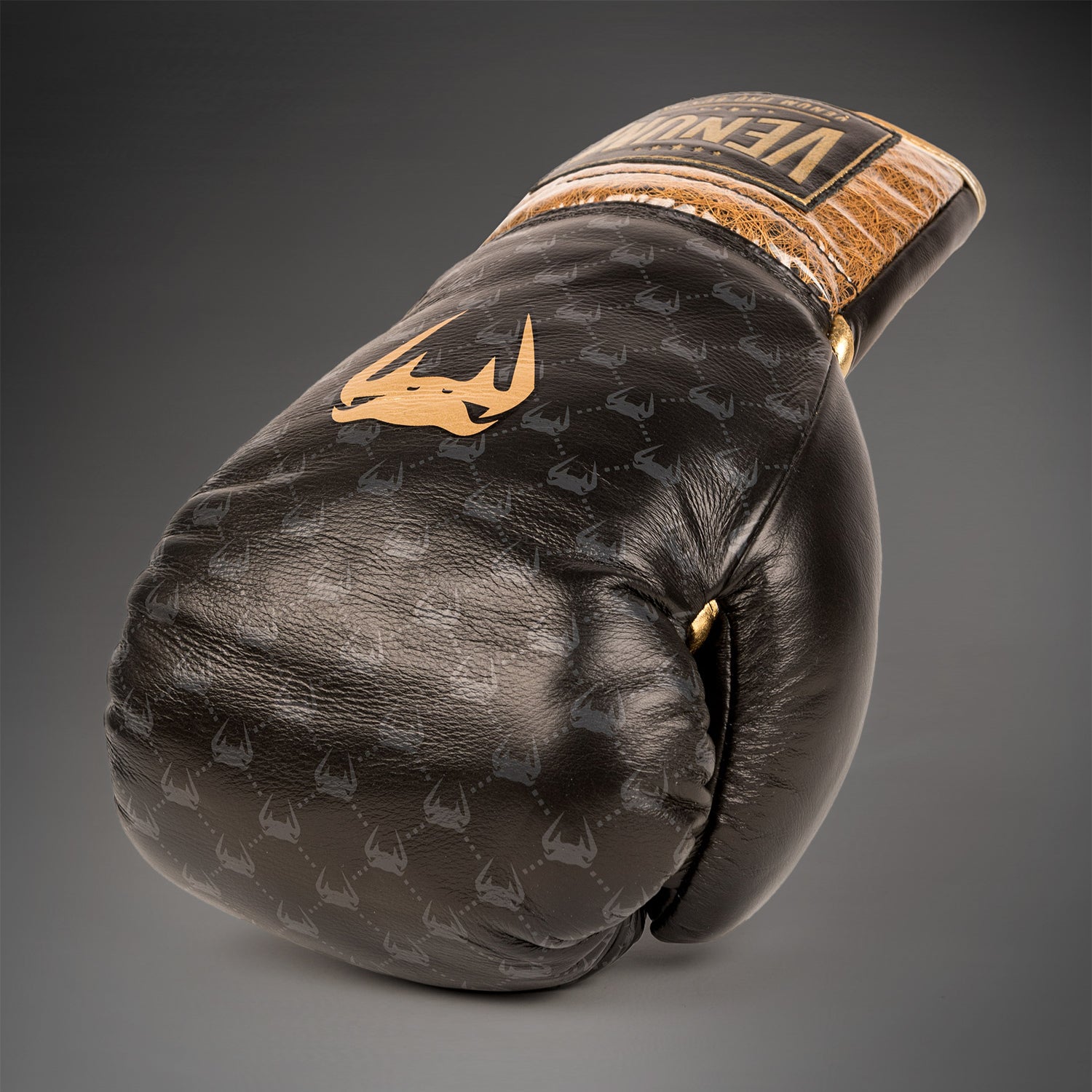 venum-coco-monogram-pro-boxhandschuhe-intense-black image 5
