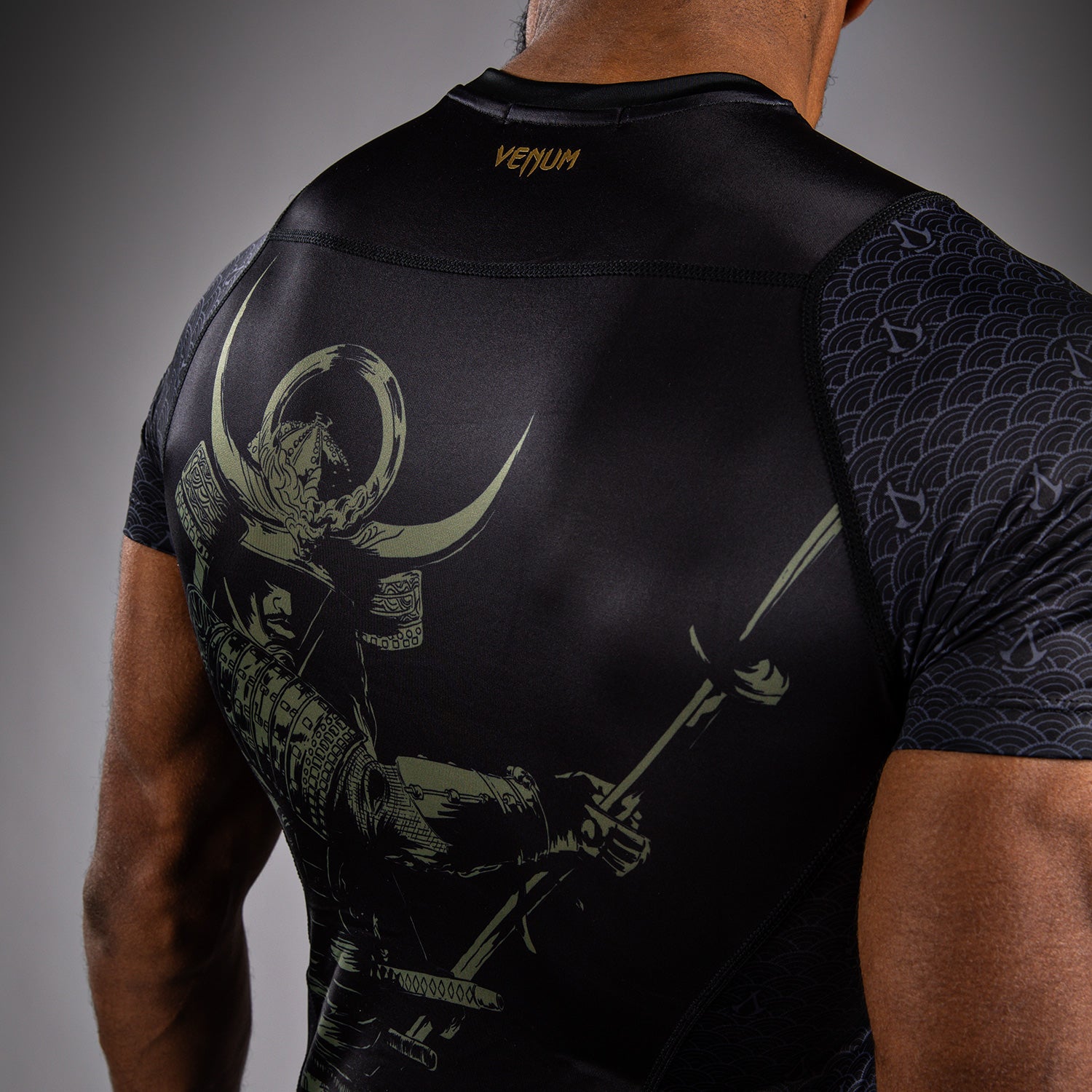 venum-x-assassin-s-creed-shadows-rashguard-kurzarm-herren-schwarz image 6