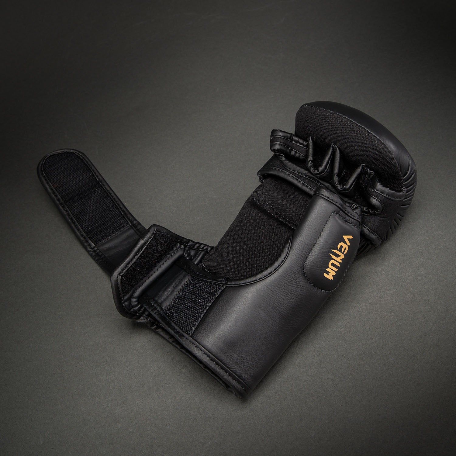 venum-attack-2-0-mma-sparringhandschuhe-leder-schwarz-gold image 6