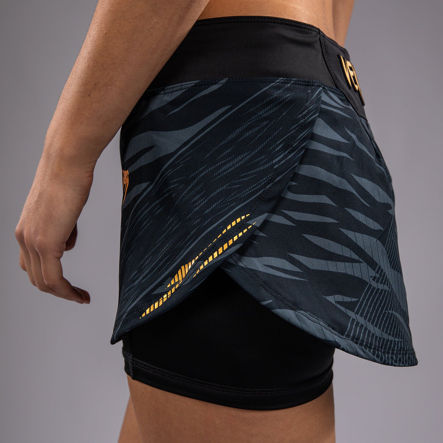 ufc-fusion-by-venum-authentic-fight-night-skort-damen-champion-schwarz-gold image 7