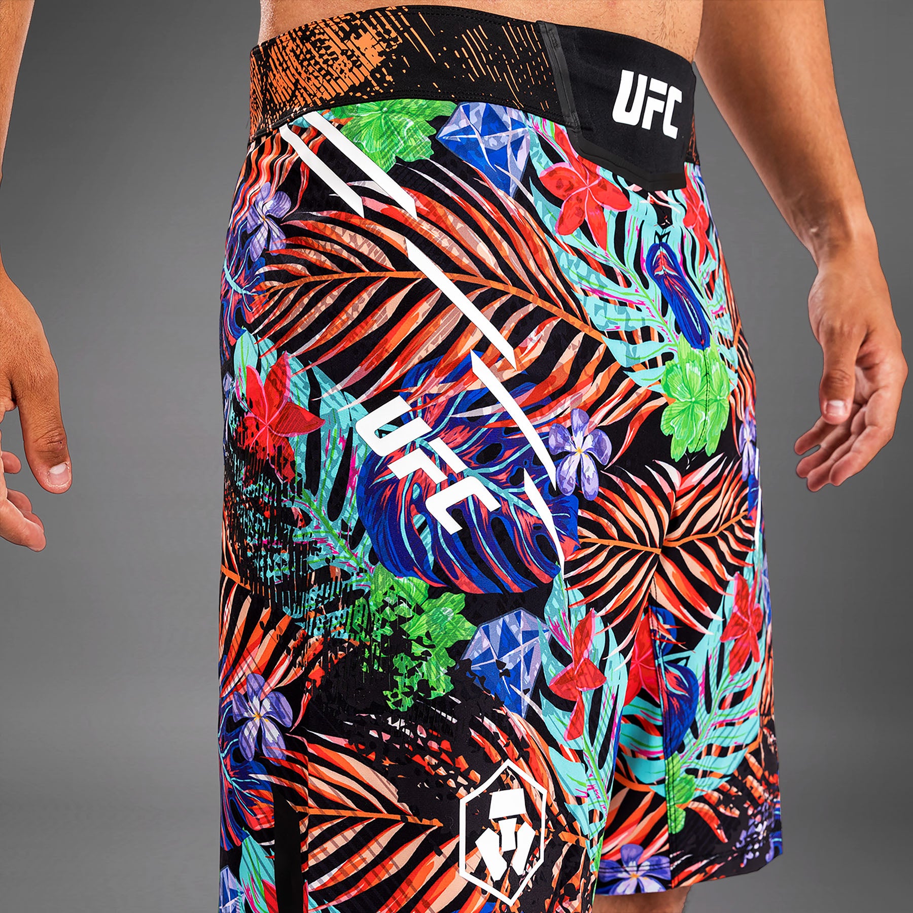ufc-unrivaled-by-venum-dustin-poirier-fight-short-long-fit-herren-blau-floral image 7