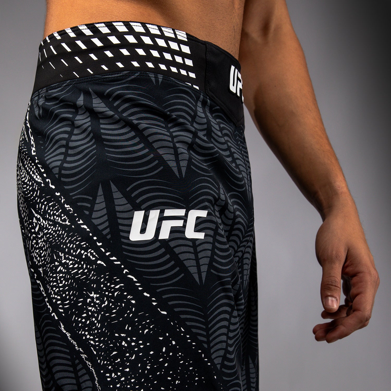 venum-ufc-zenith-authentic-fight-night-long-fit-fight-short-herren-schwarz image 6