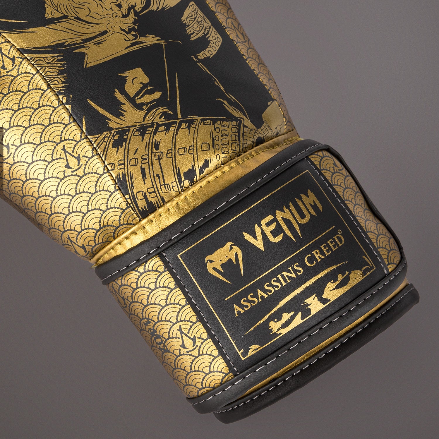 venum-x-assassin-s-creed-shadows-boxhandschuhe-schwarz-gold image 4