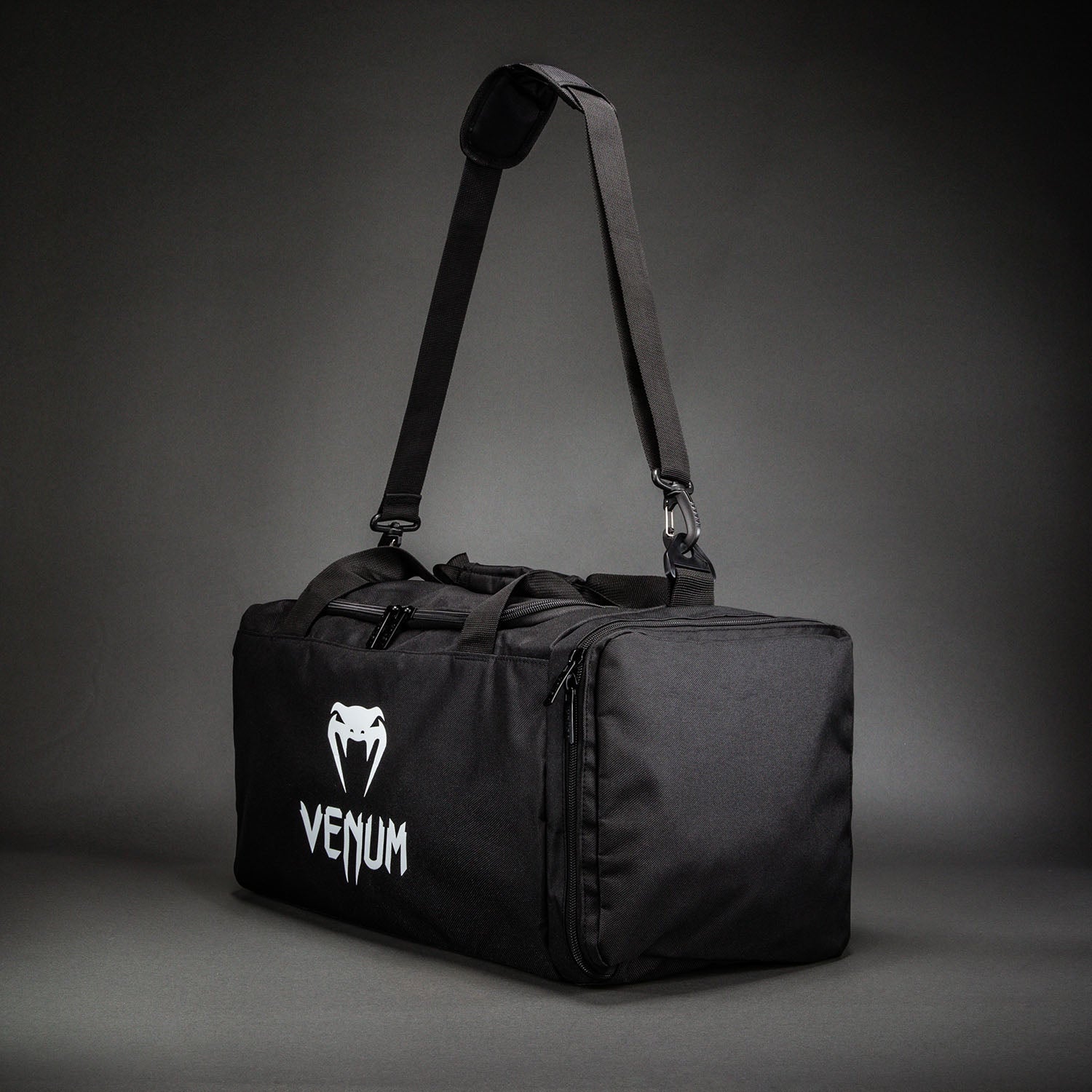 venum-essential-sporttasche-26l-schwarz image 3