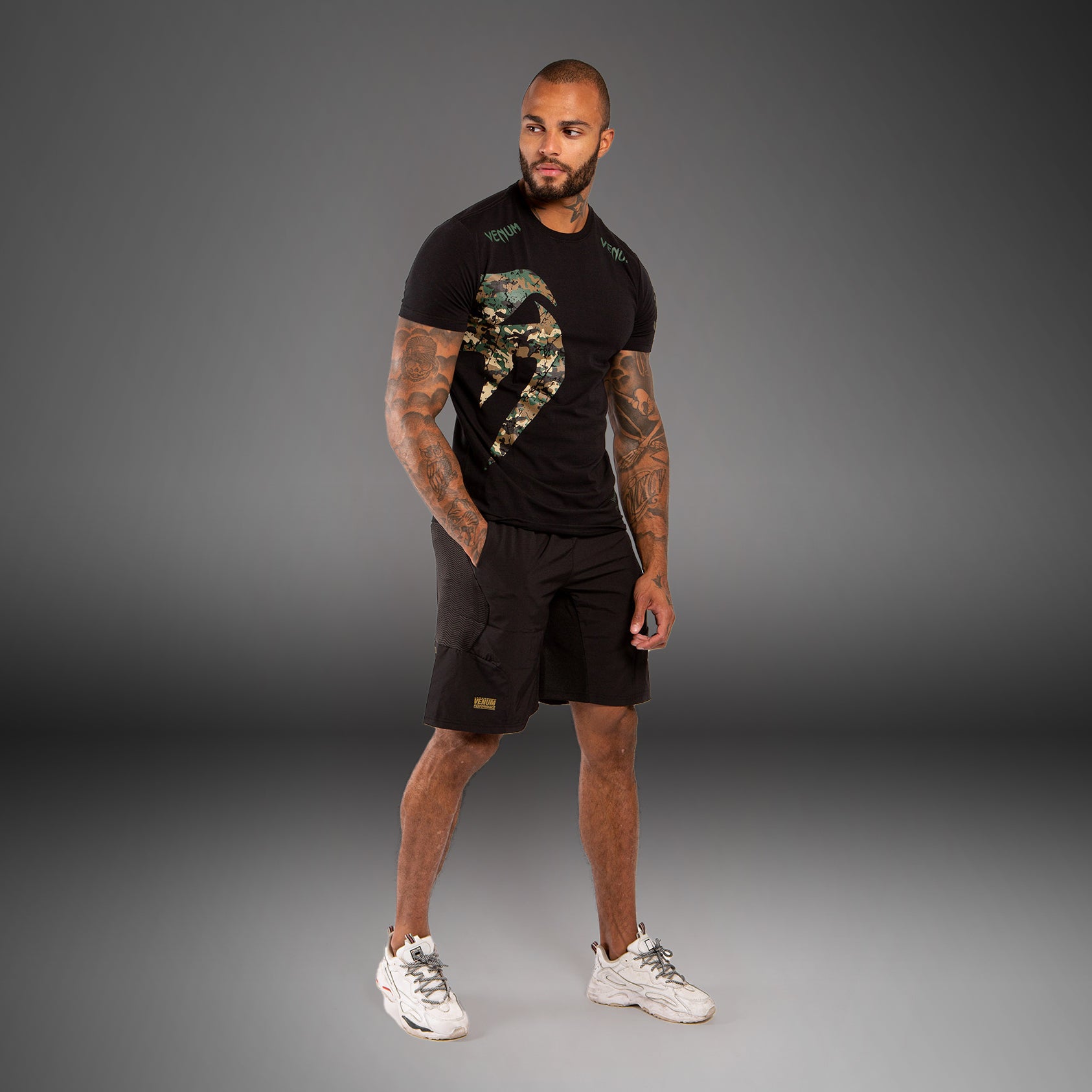 venum-original-giant-t-shirt-schwarz-wald-camo-box-fashion image 7
