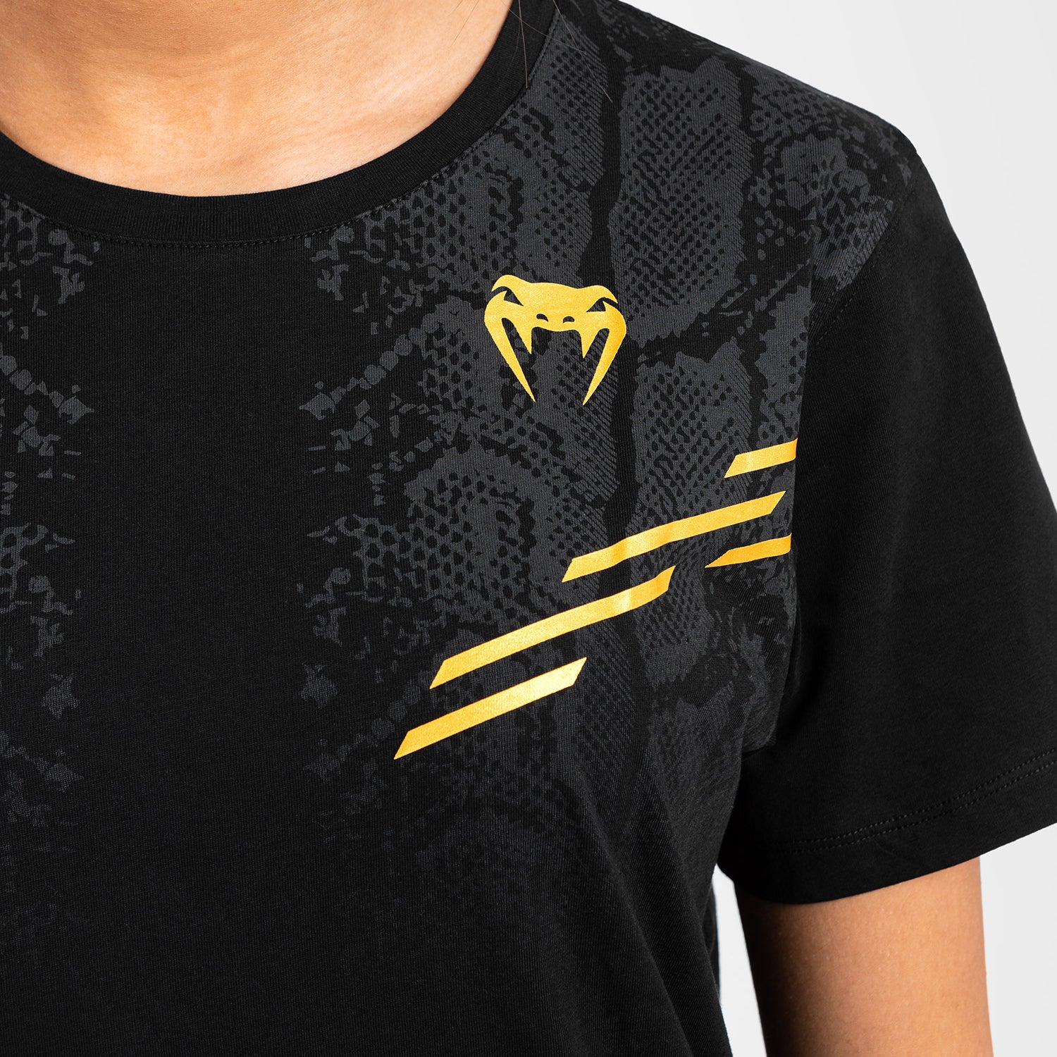 ufc-adrenaline-by-venum-replica-damen-t-shirt-champion-schwarz-gold image 6
