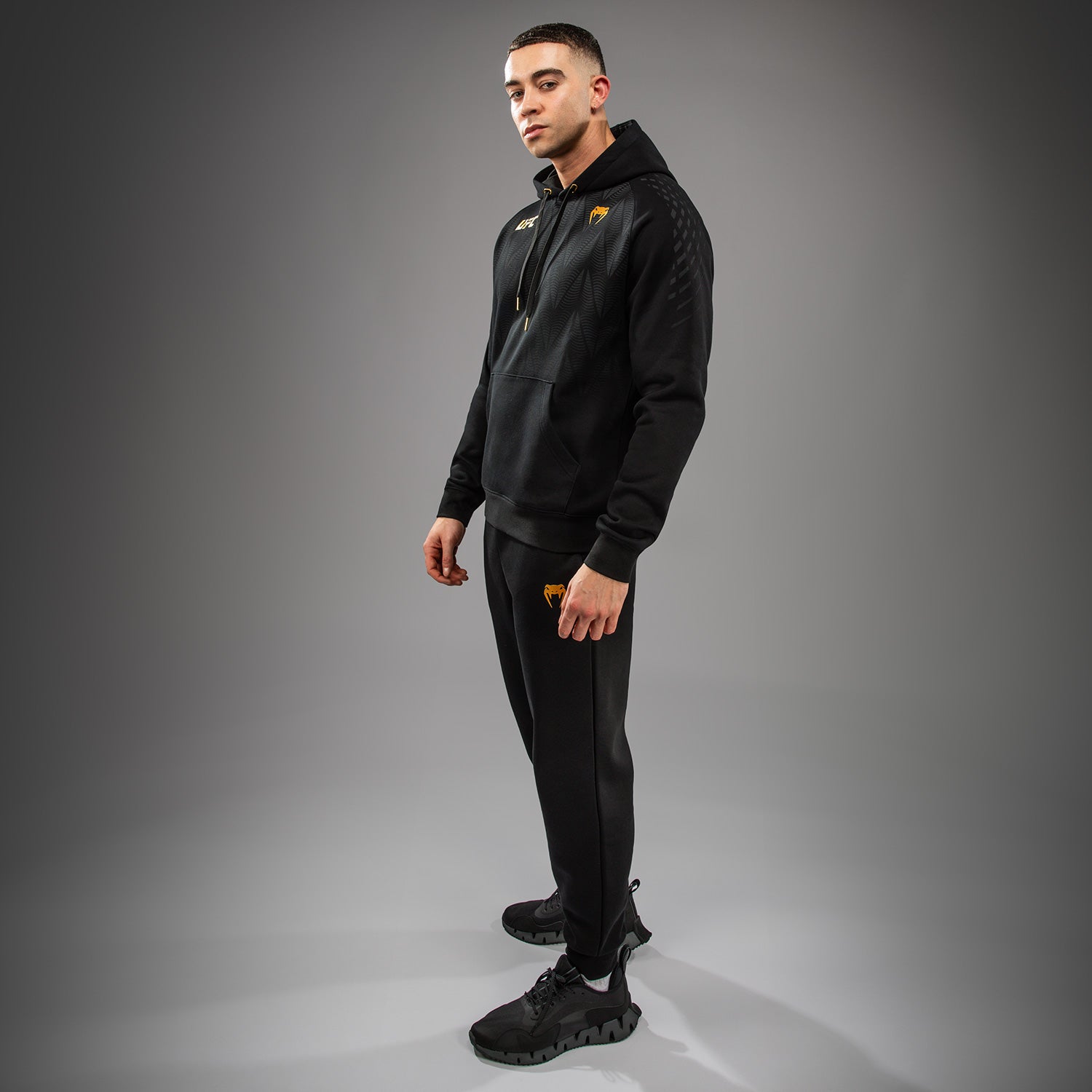 venum-ufc-zenith-by-venum-replica-pullover-hoodie-herren-champion-schwarz-gold image 6