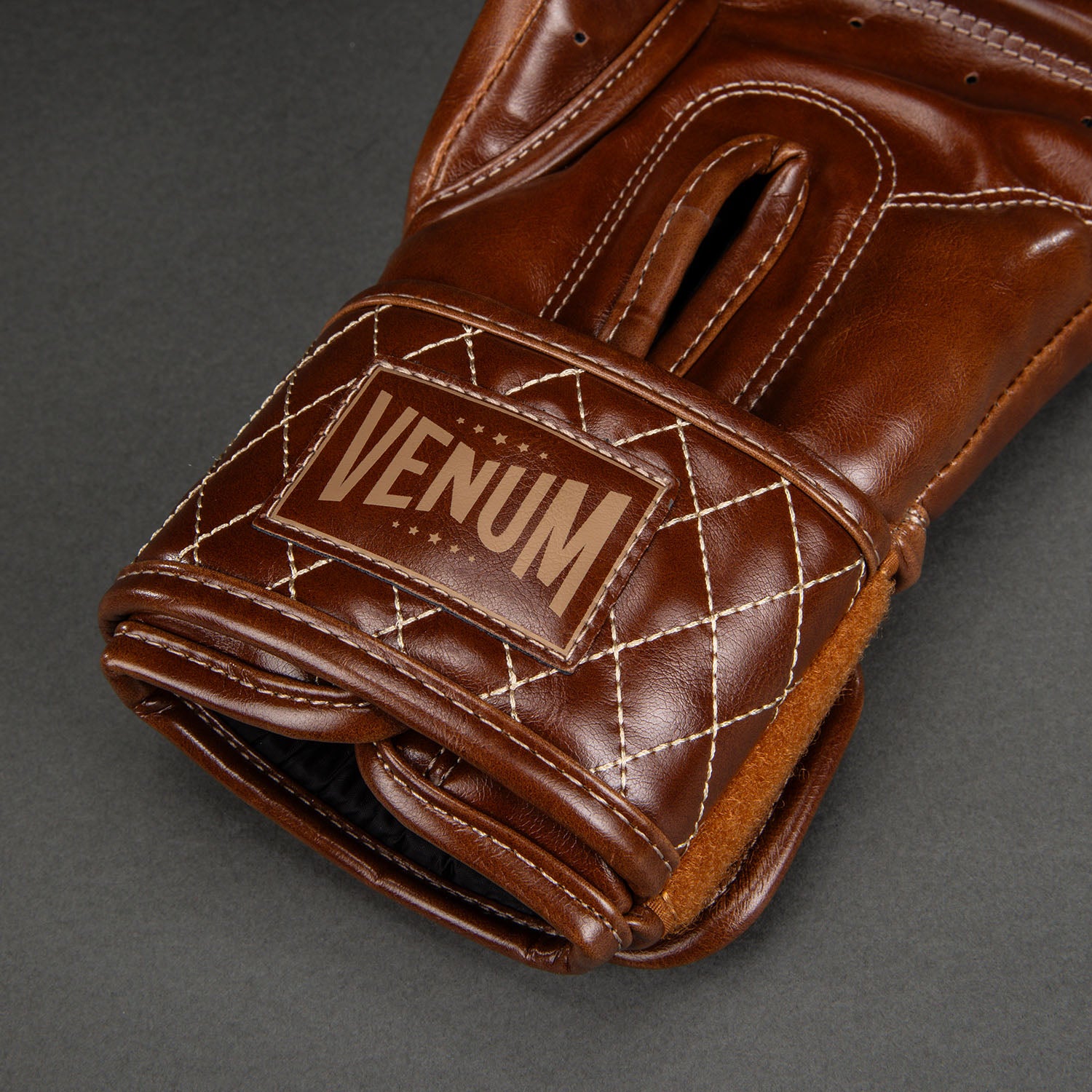 venum-impact-classic-boxhandschuhe-gl-nzendes-havana-braun image 4