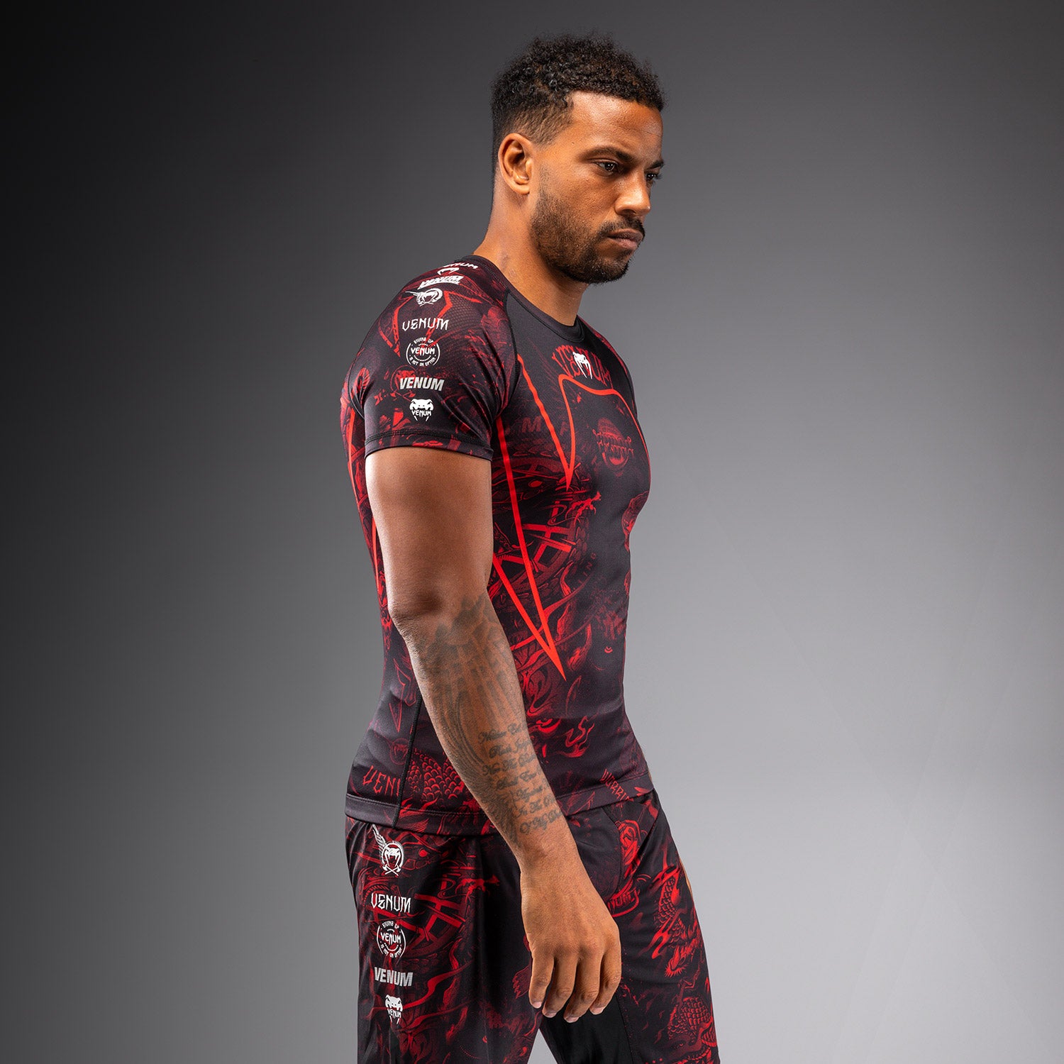 venum-20th-anniversary-kurzarm-rashguard-schwarz-rot image 3