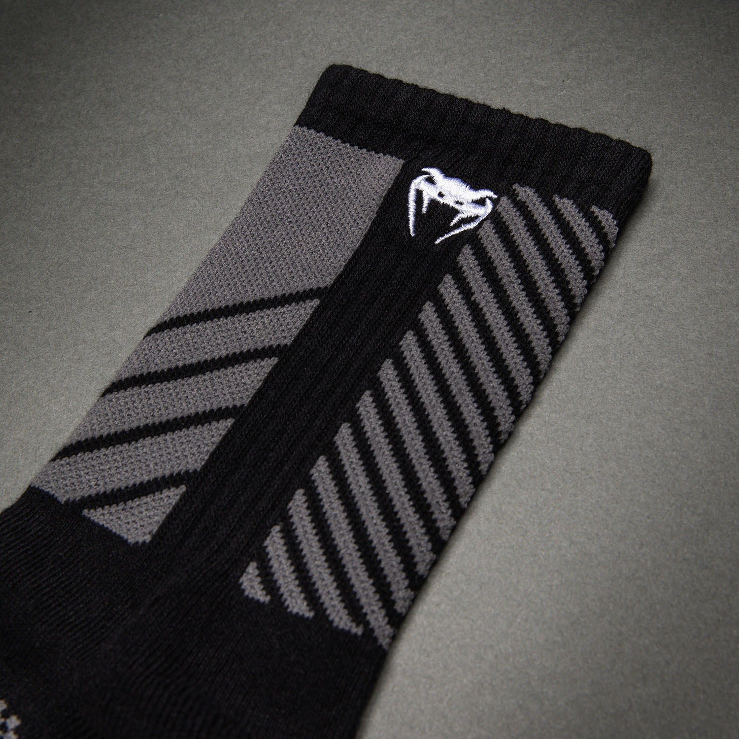 venum-vector-crew-socken-3er-pack-schwarz-grau image 3