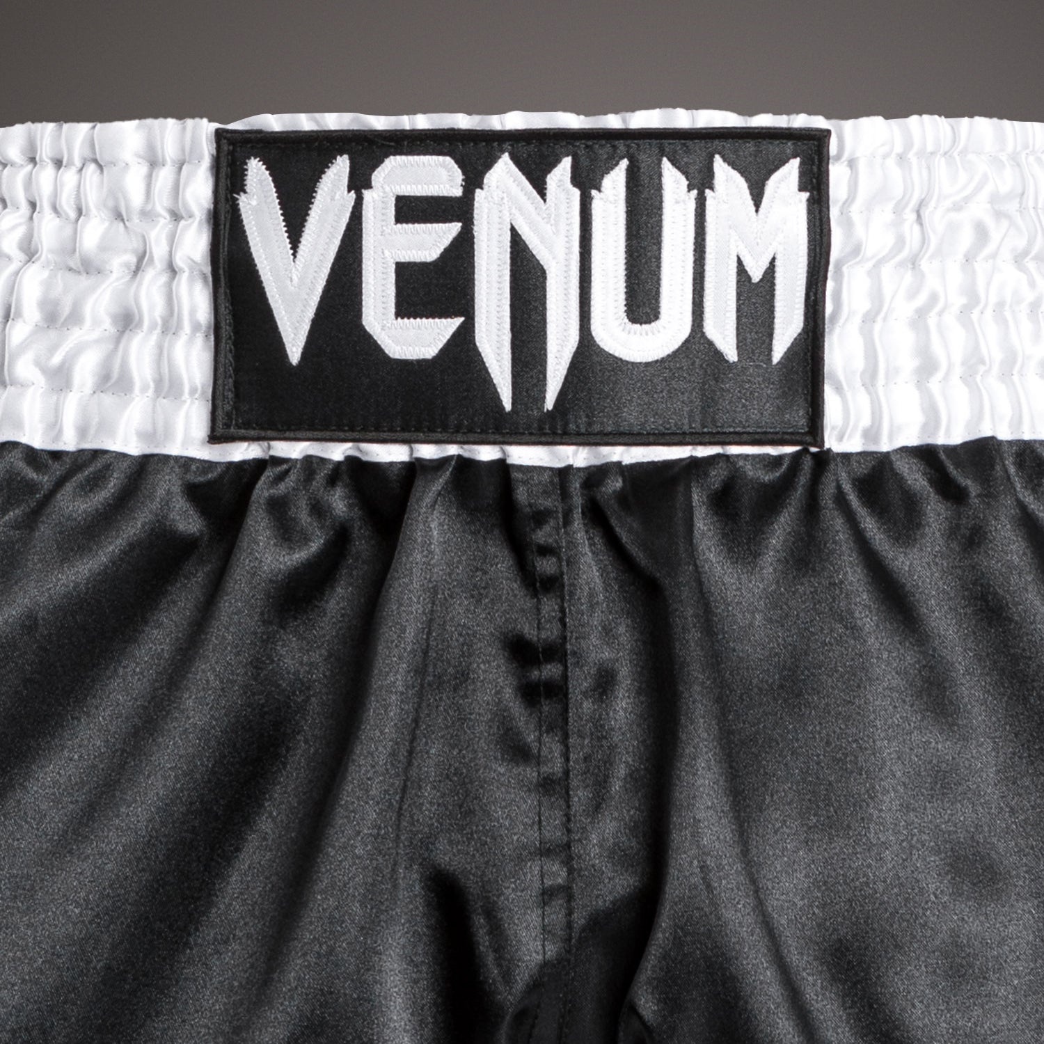 venum-classic-muay-thai-shorts-wei-schwarz-wei image 4