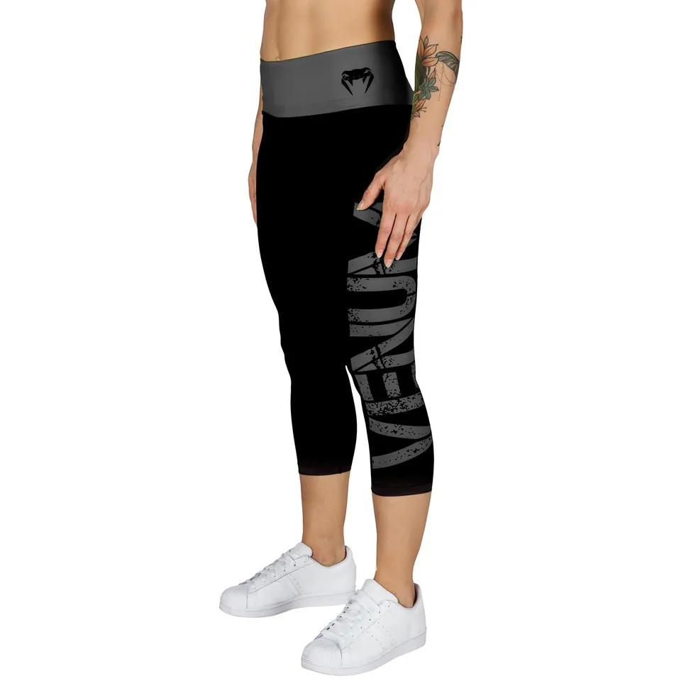 venum-power-kurze-leggings-damen-schwarz-grau image 1