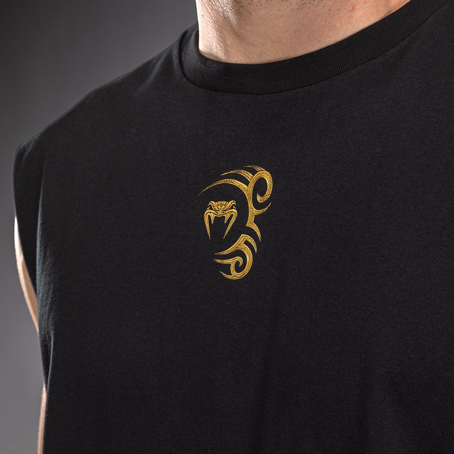 venum-x-mike-tyson-tiger-rmelloses-t-shirt-schwarz-gold image 5