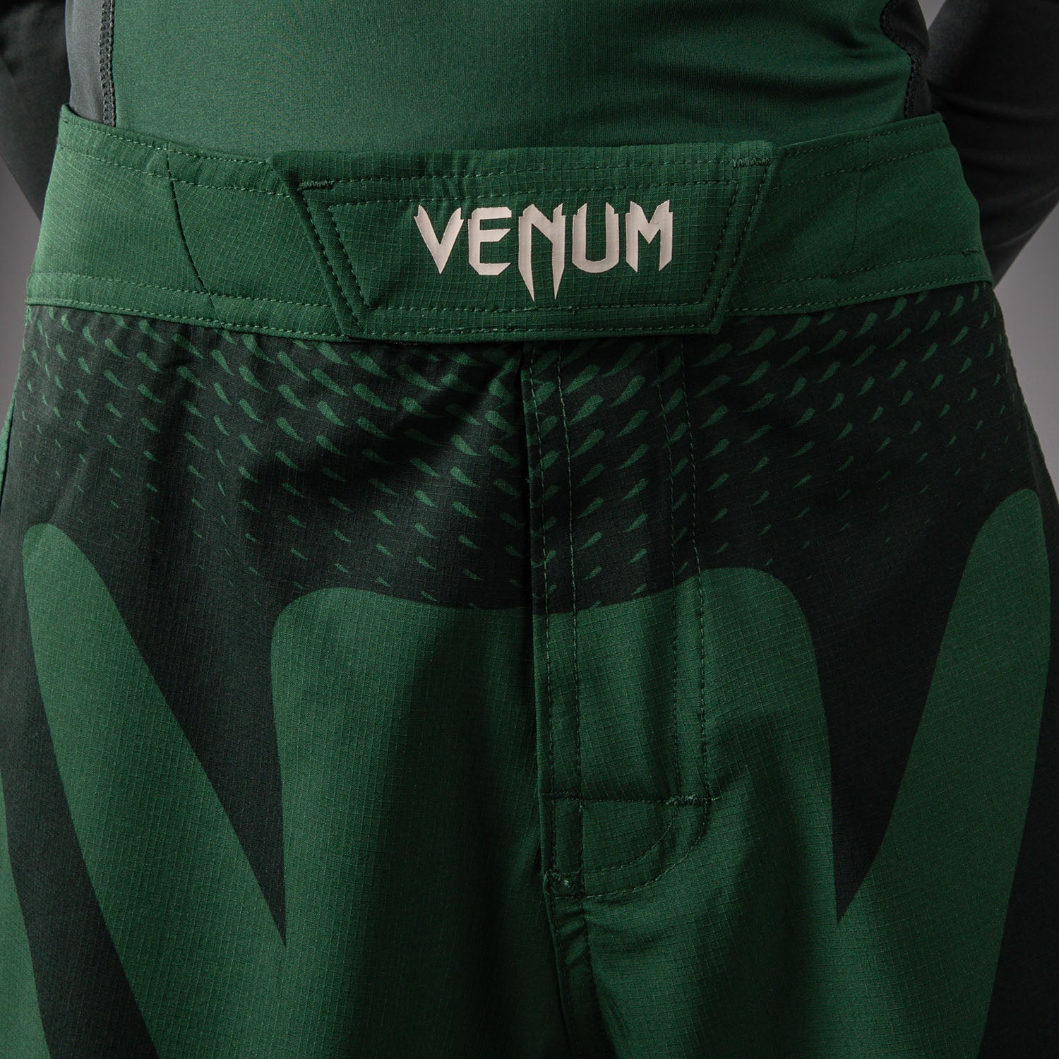 venum-attack-kids-fightshorts-waldgr-n-off-white image 4