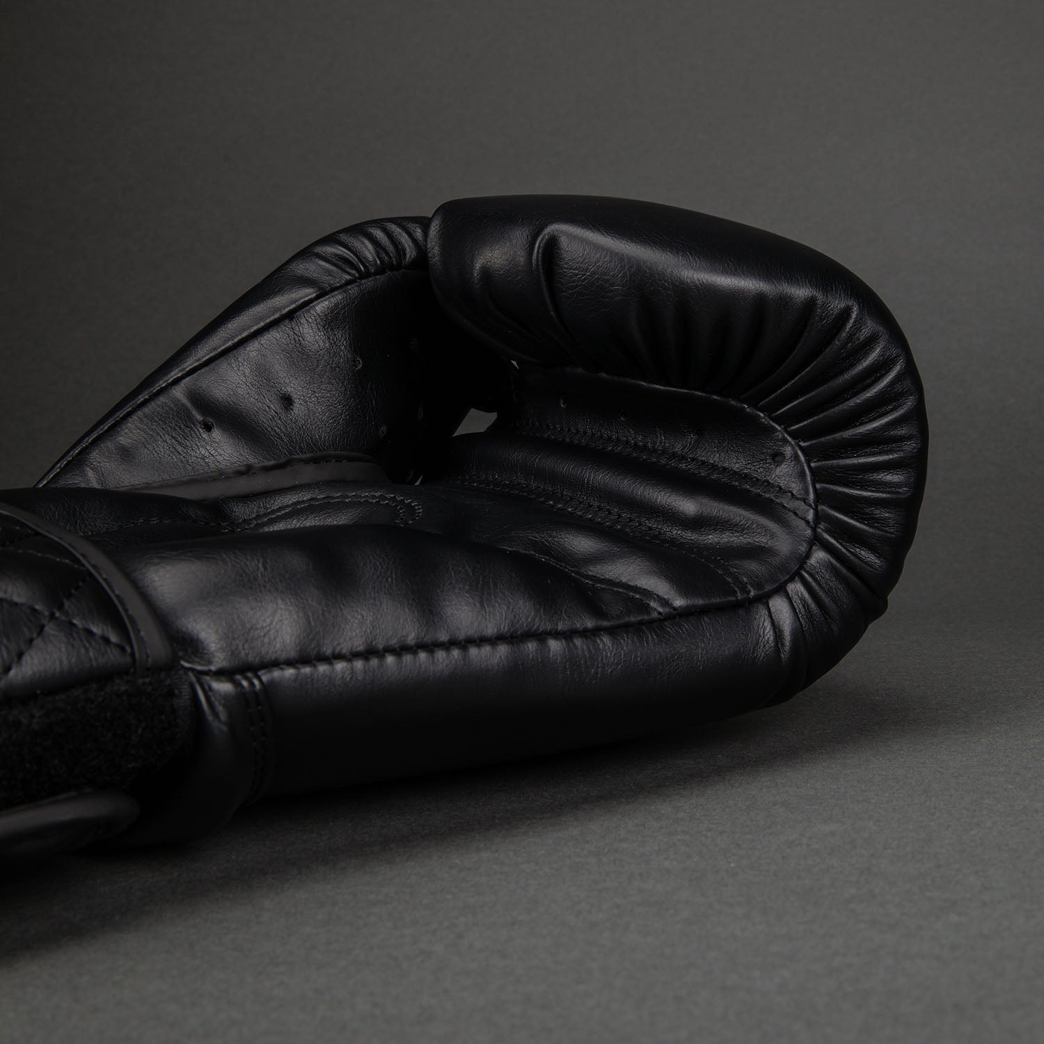 venum-impact-classic-boxhandschuhe-schwarz image 3