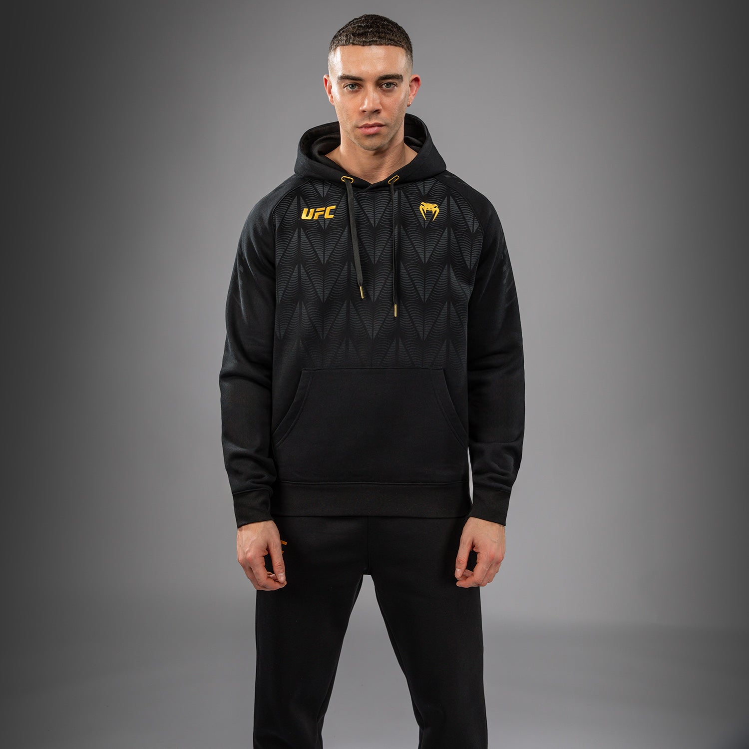 venum-ufc-zenith-by-venum-replica-pullover-hoodie-herren-champion-schwarz-gold image 1