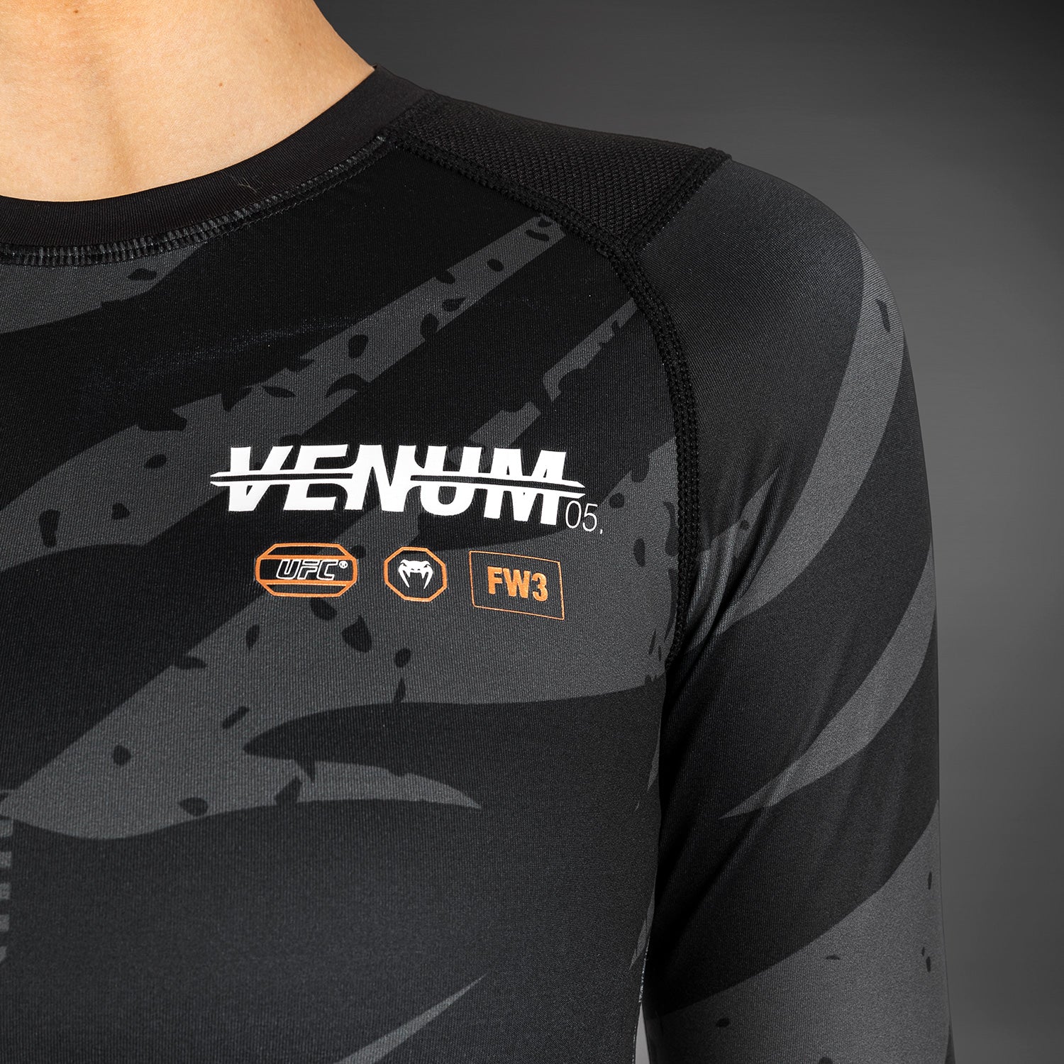 ufc-adrenaline-by-venum-fight-week-performance-langarm-rashguard-damen-urban-cam image 7