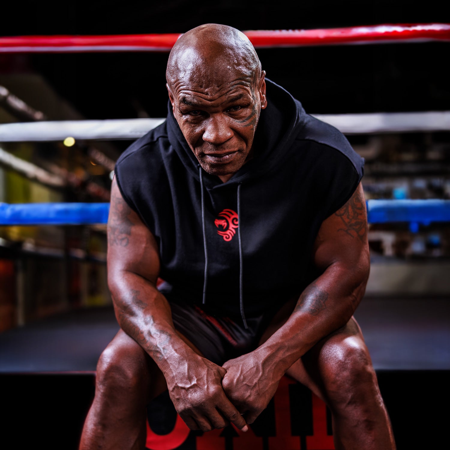 venum-x-mike-tyson-tiger-rmelloser-hoodie-herren-tiefschwarz-intensivrot image 2