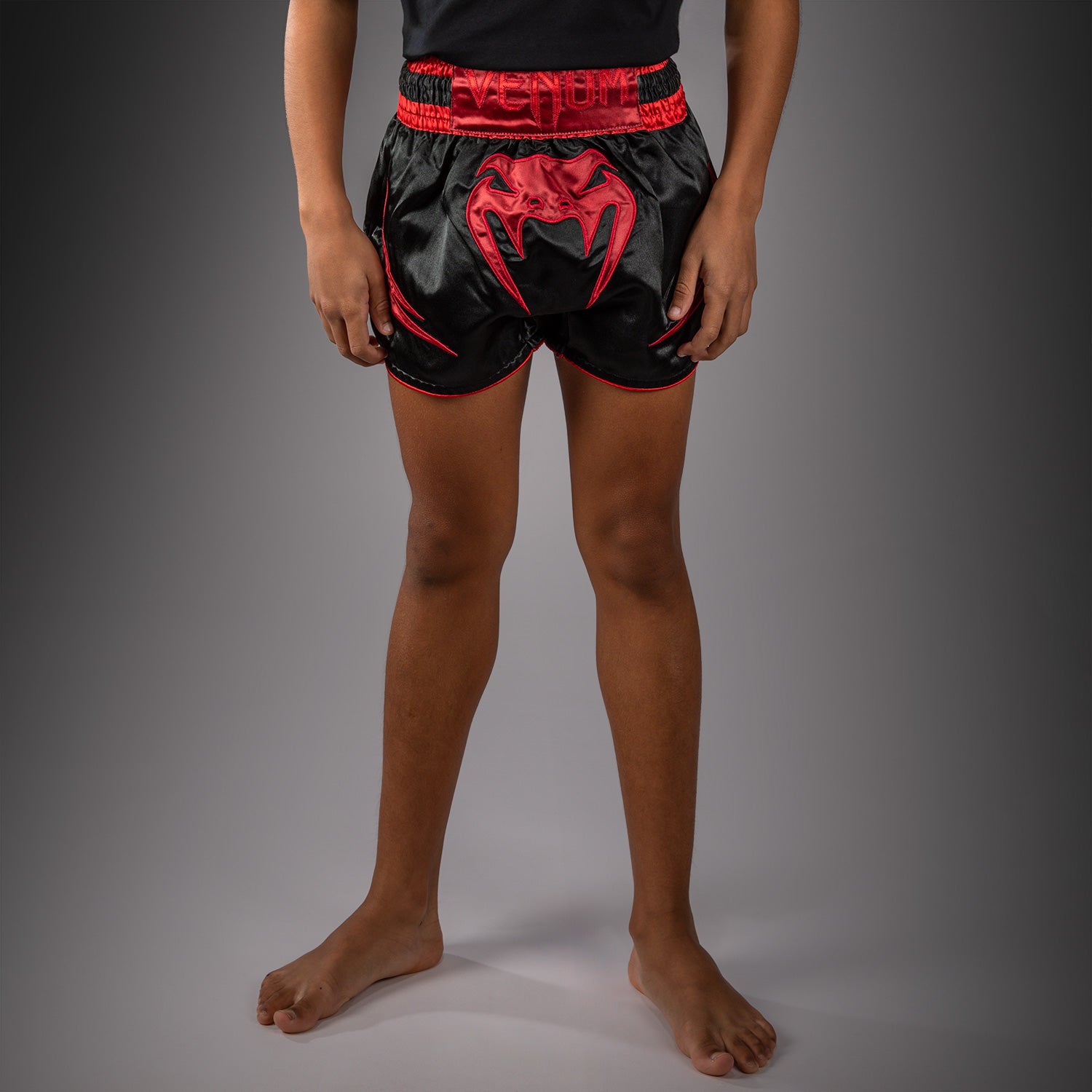 venum-attack-muay-thai-shorts-kids-schwarz-rot image 1
