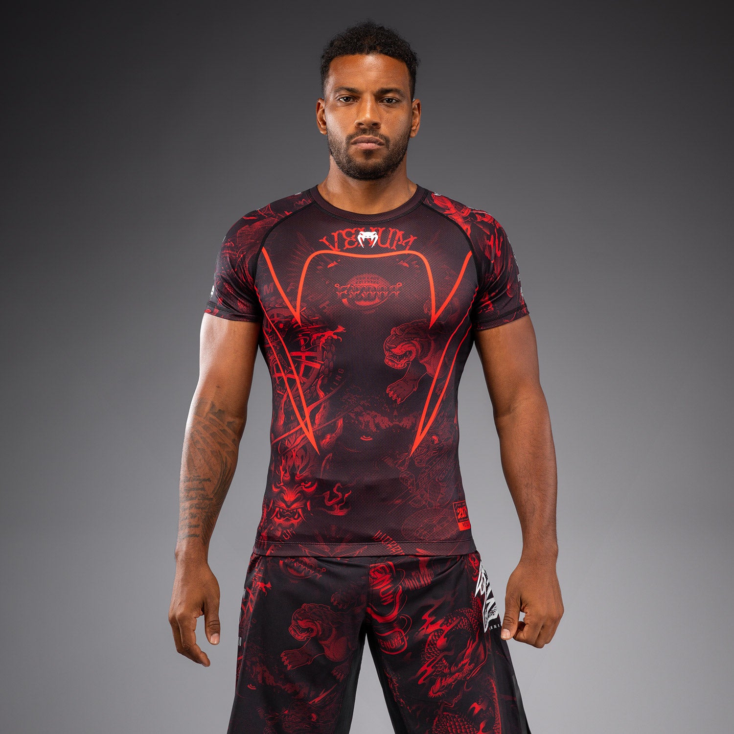 venum-20th-anniversary-kurzarm-rashguard-schwarz-rot image 1