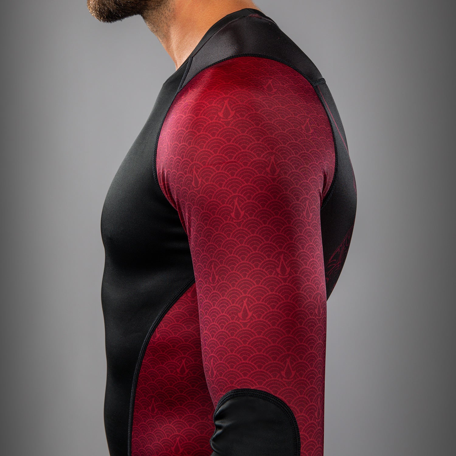 venum-x-assassin-s-creed-shadows-herren-langarm-rashguard-burgunder-schwarz image 7