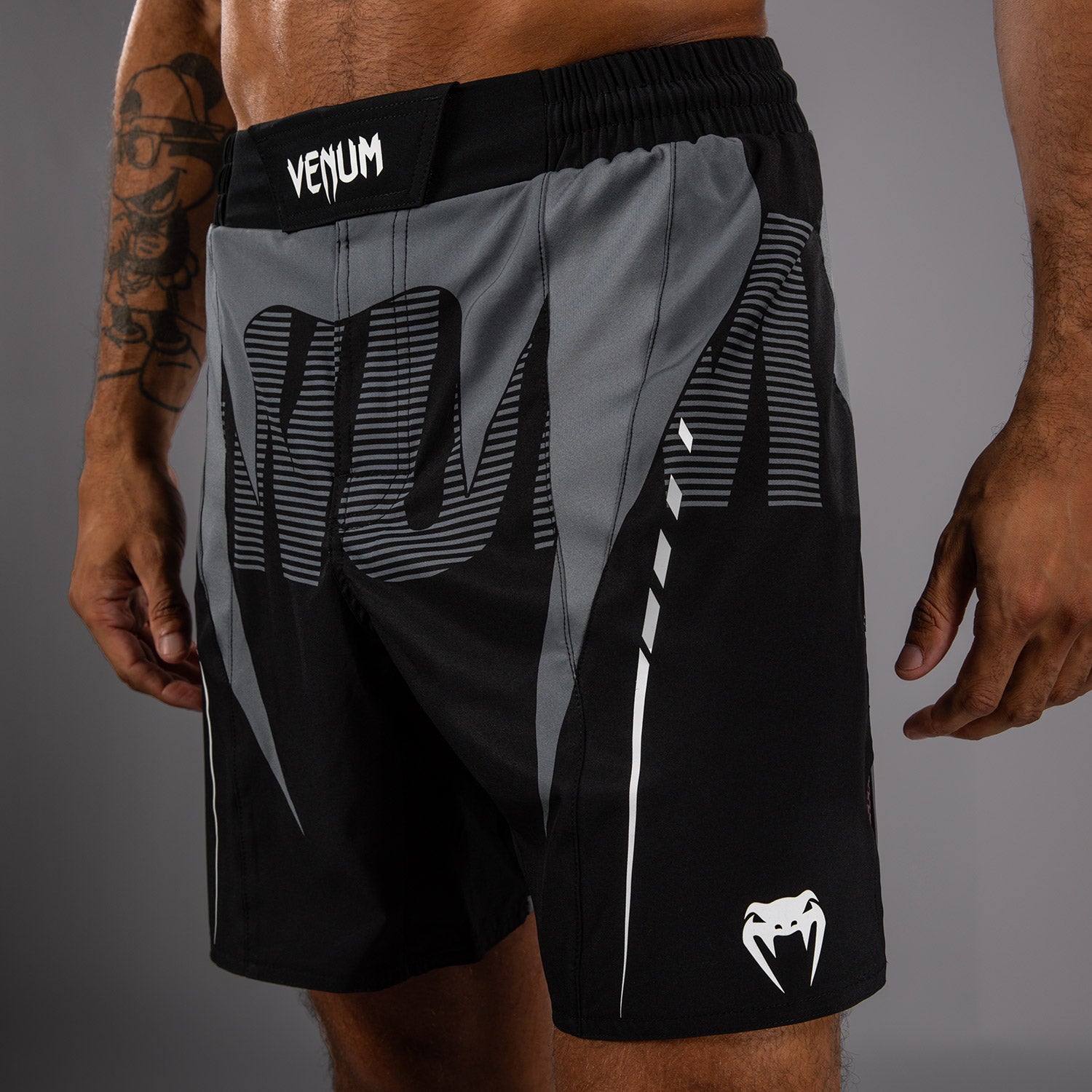 venum-adrenaline-fightshorts-schwarz-silbergrau image 4
