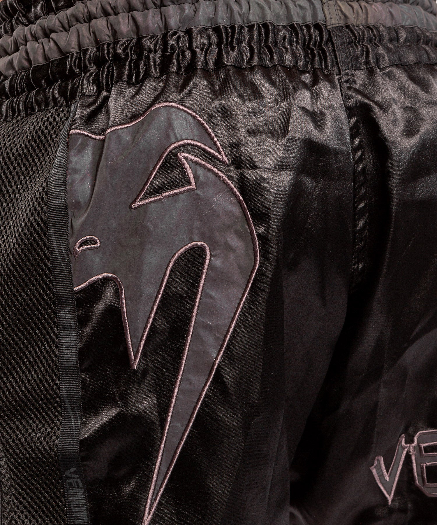 venum-giant-glow-muay-thai-shorts-schwarz image 4