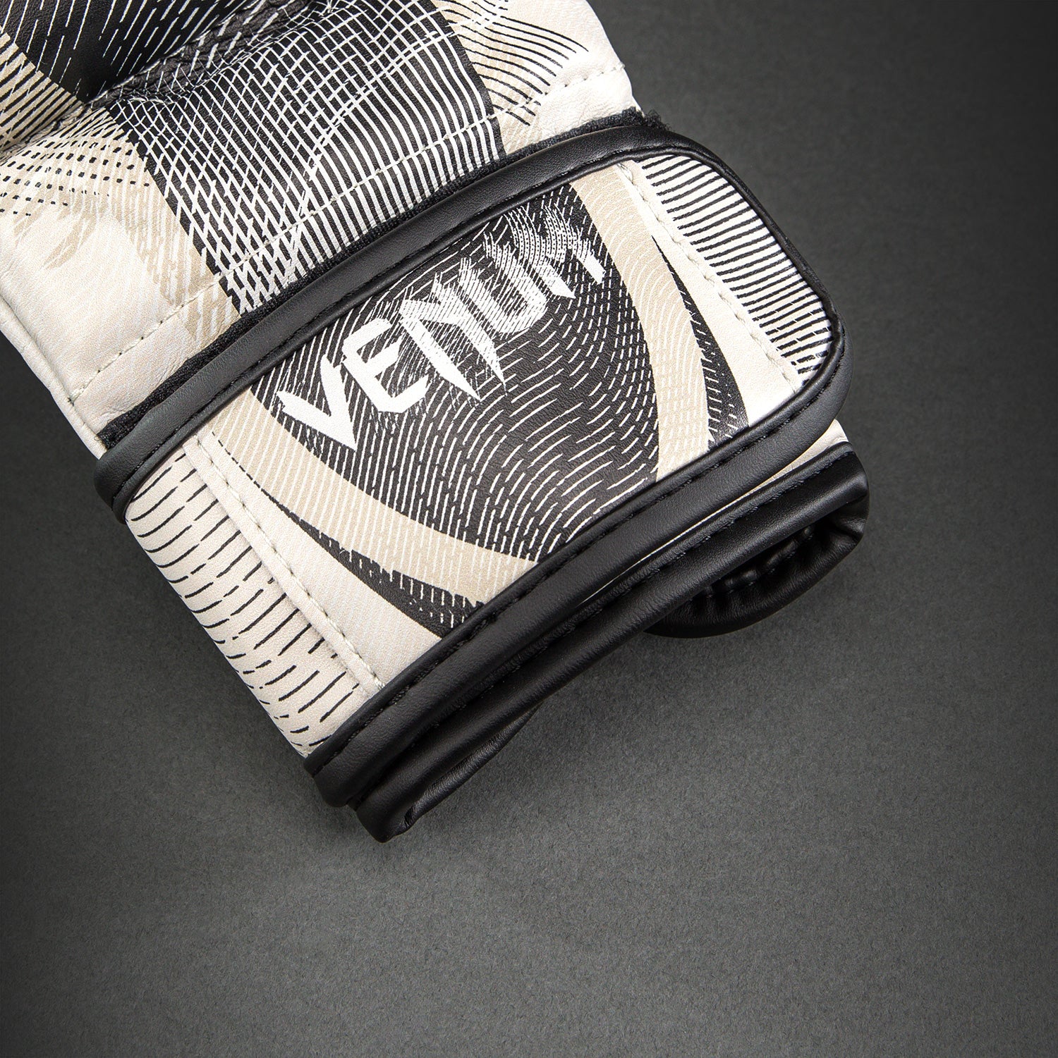venum-galactic-3-0-sparringhandschuhe-mma-off-white-schwarz image 4