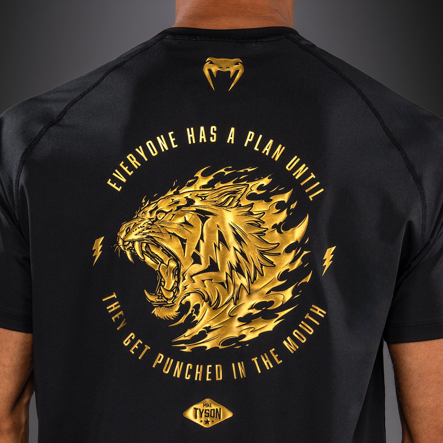 venum-x-mike-tyson-tiger-dry-tech-t-shirt-schwarz-gold-herren image 7