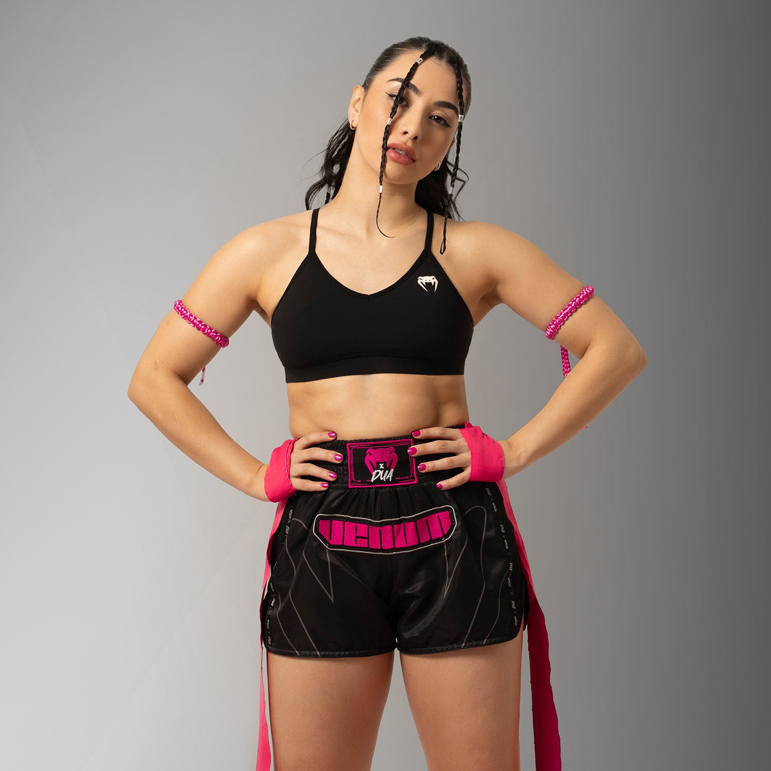 venum-x-dua-muay-thai-shorts-damen-schwarz-fuchsia-rosa image 5