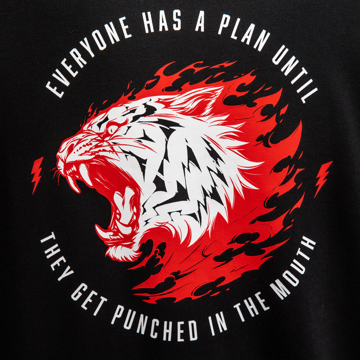 venum-x-mike-tyson-tiger-rmelloser-hoodie-herren-tiefschwarz-intensivrot image 6