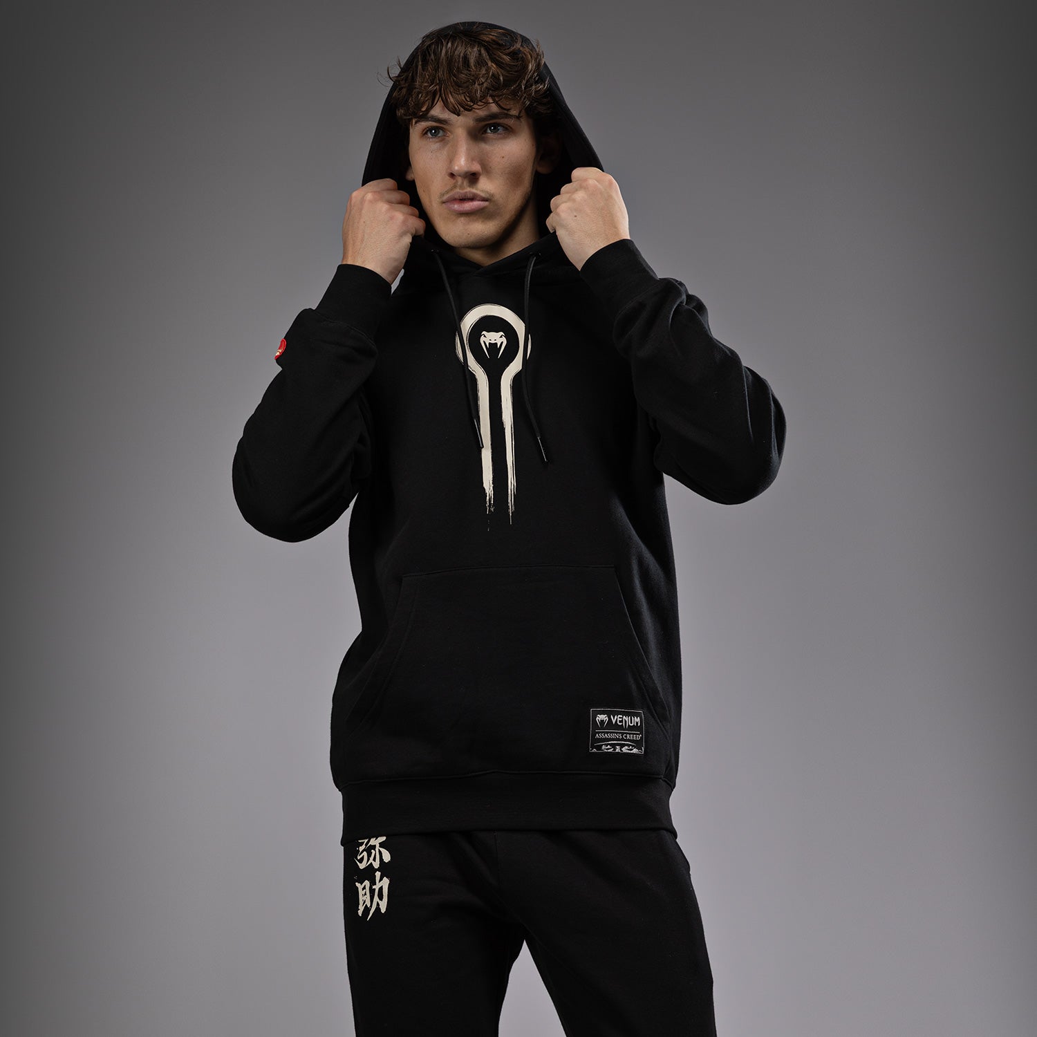 venum-x-assassin-s-creed-shadows-kapuzenpulli-schwarz image 1