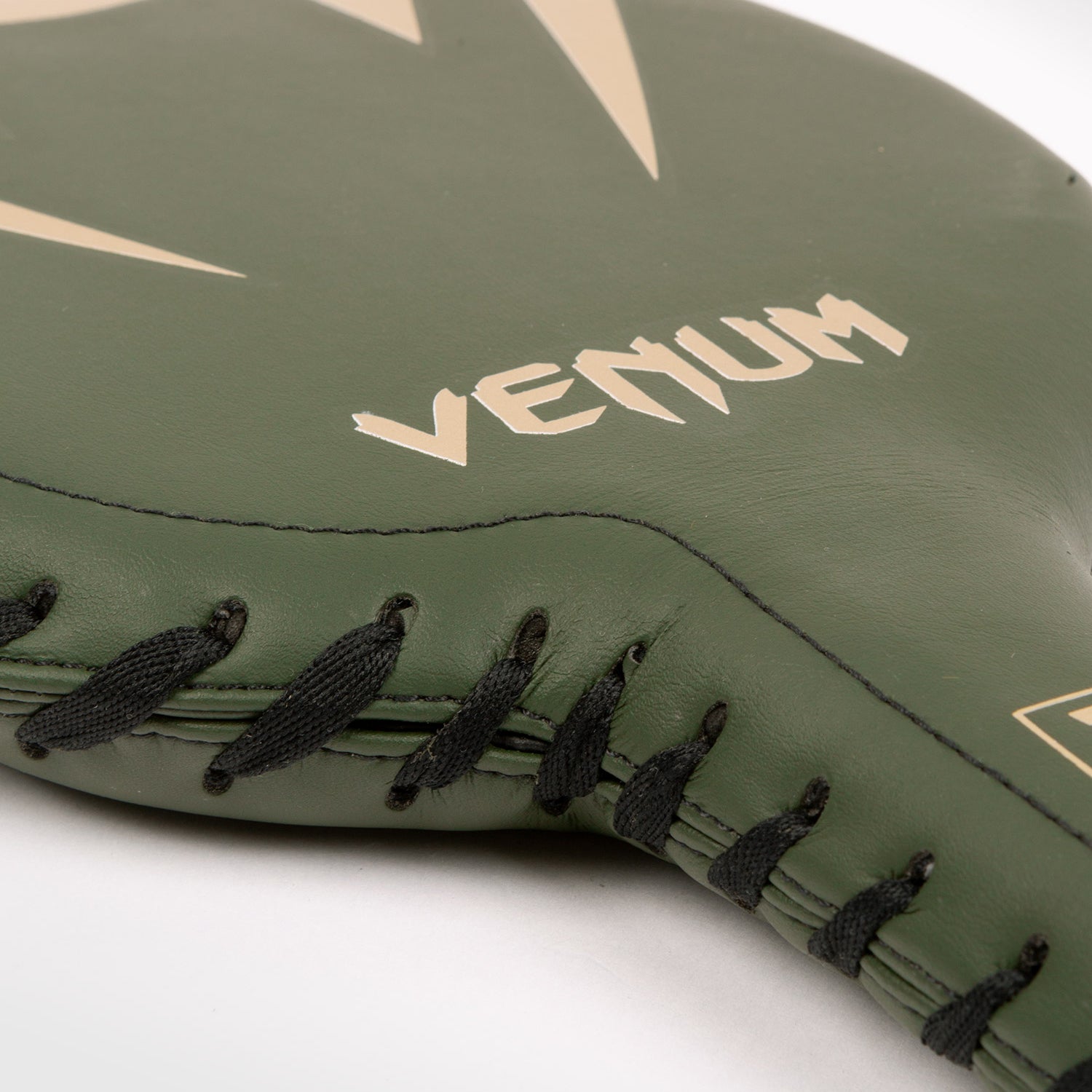venum-satchel-kick-shield-kickpratze-schwarz-wei image 5