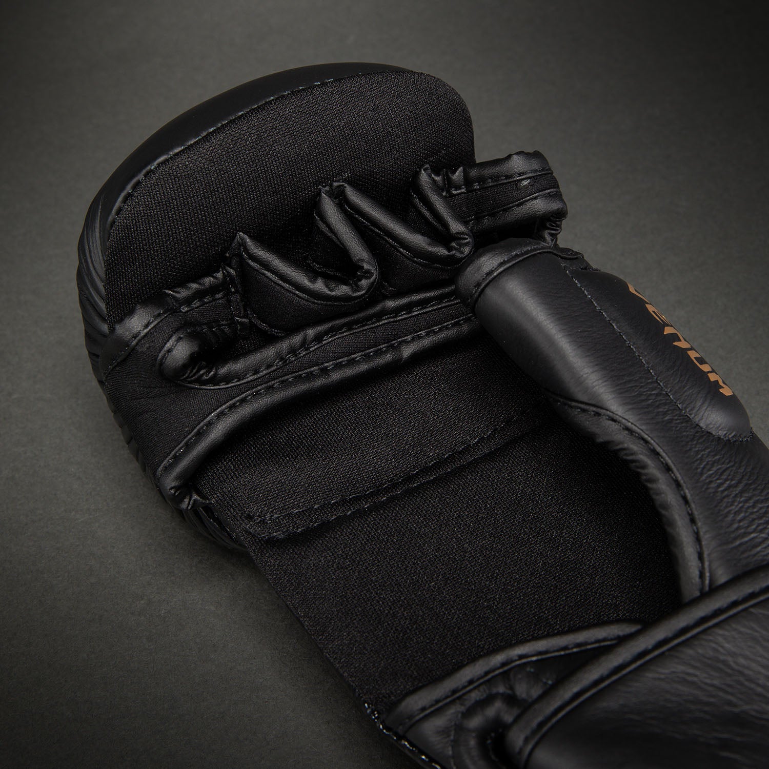 venum-attack-2-0-mma-sparringhandschuhe-leder-schwarz-gold image 5
