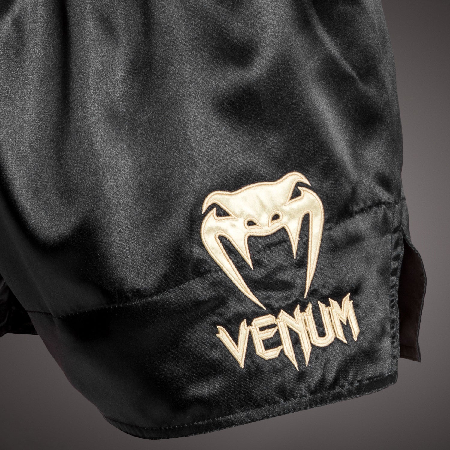 venum-classic-muay-thai-shorts-rot-schwarz-gold image 4
