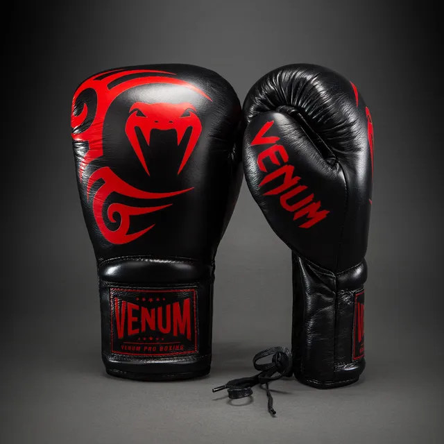 venum-giant-2-0-mike-tyson-pro-boxhandschuhe-mit-schn-rung-schwarz-rot-inkl-tasc image 1