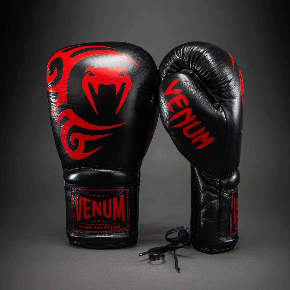 venum-giant-2-0-mike-tyson-pro-boxhandschuhe-mit-schn-rung-schwarz-rot-inkl-tasc image 1