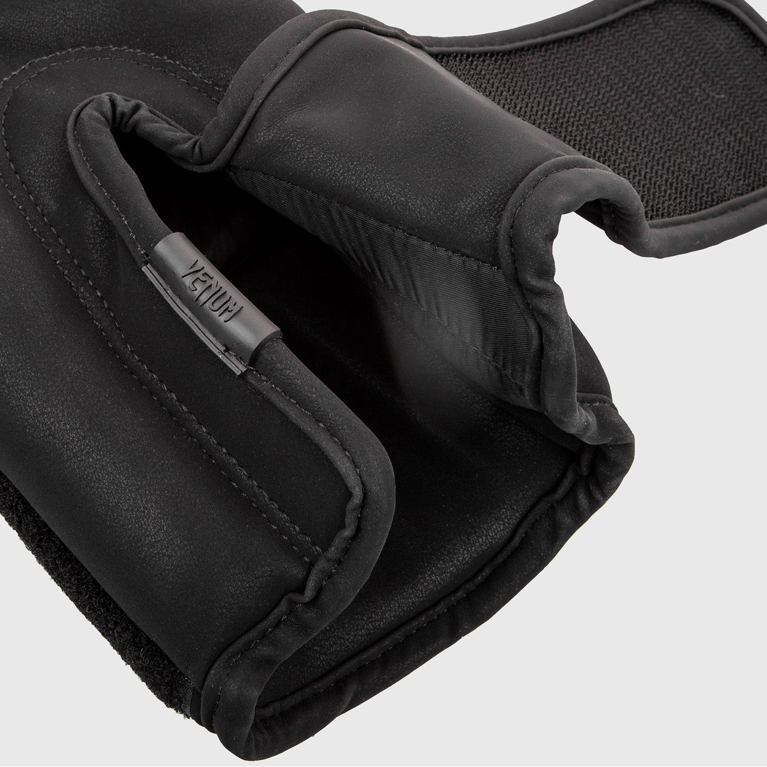 venum-impact-boxhandschuhe-schwarz-3 image 5