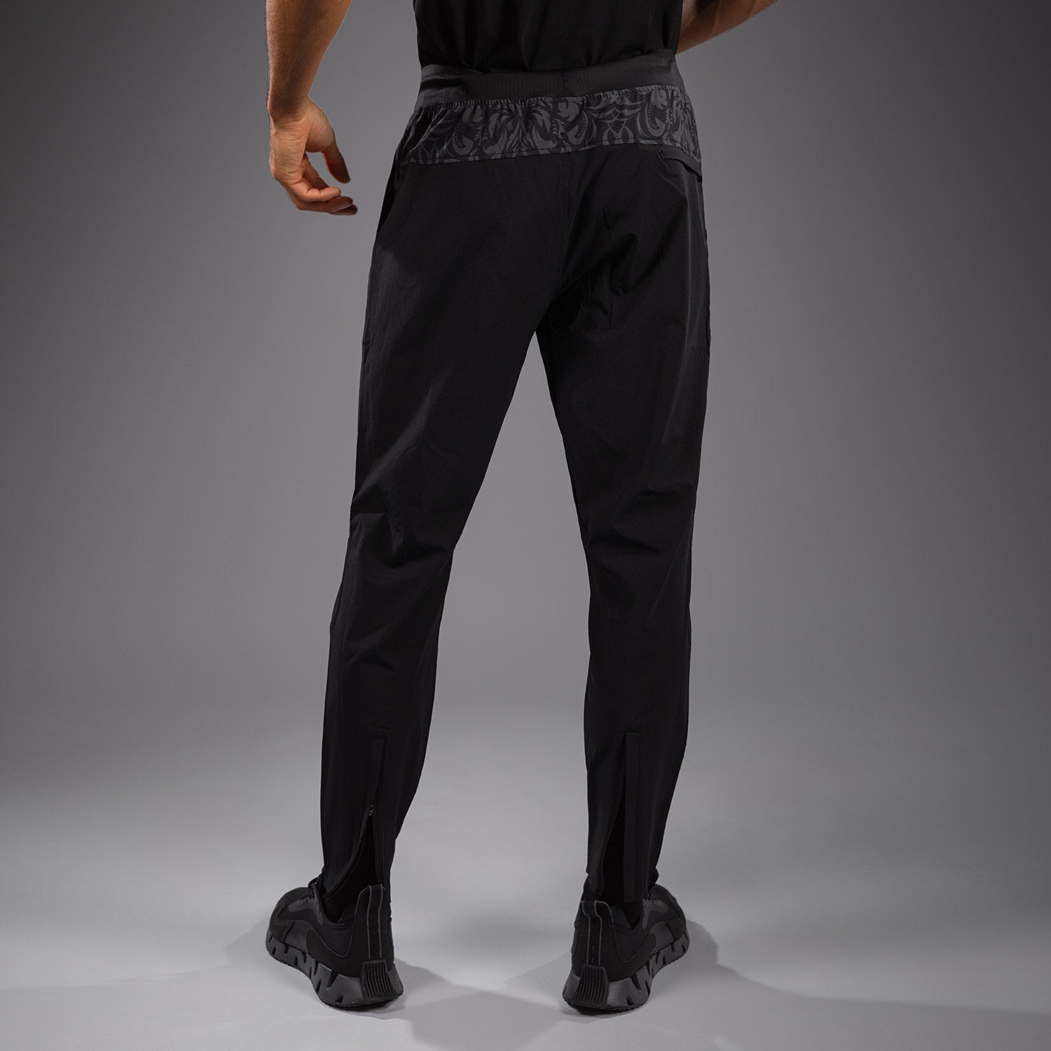 venum-x-topuria-unmatched-edition-jogginghose-schwarz-gold image 5