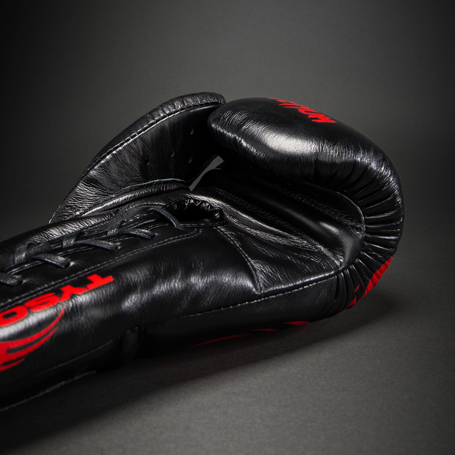 venum-giant-2-0-mike-tyson-pro-boxhandschuhe-mit-schn-rung-schwarz-rot-inkl-tasc image 3
