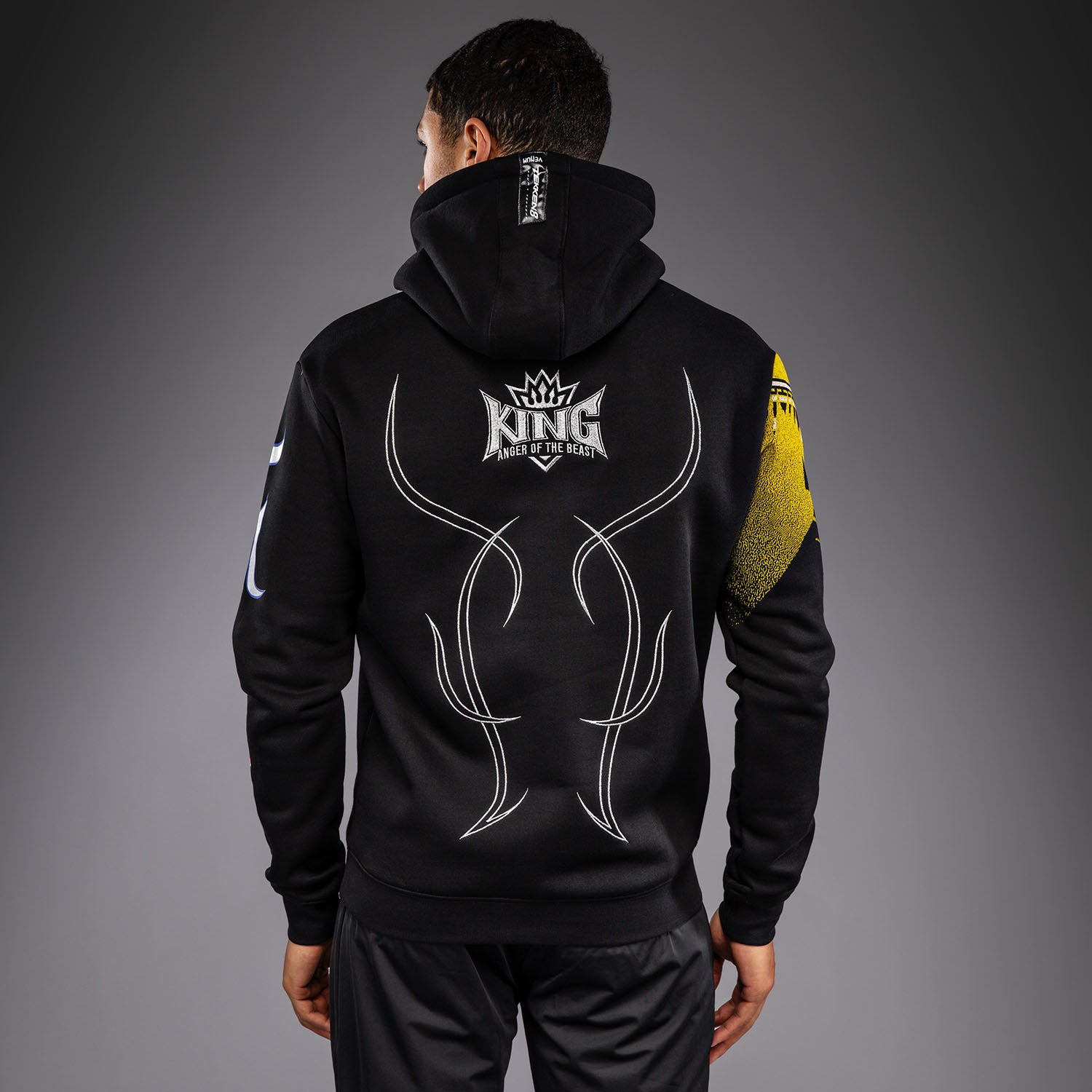venum-x-tekken-8-kapuzenpullover-king-schwarz-gelb image 4