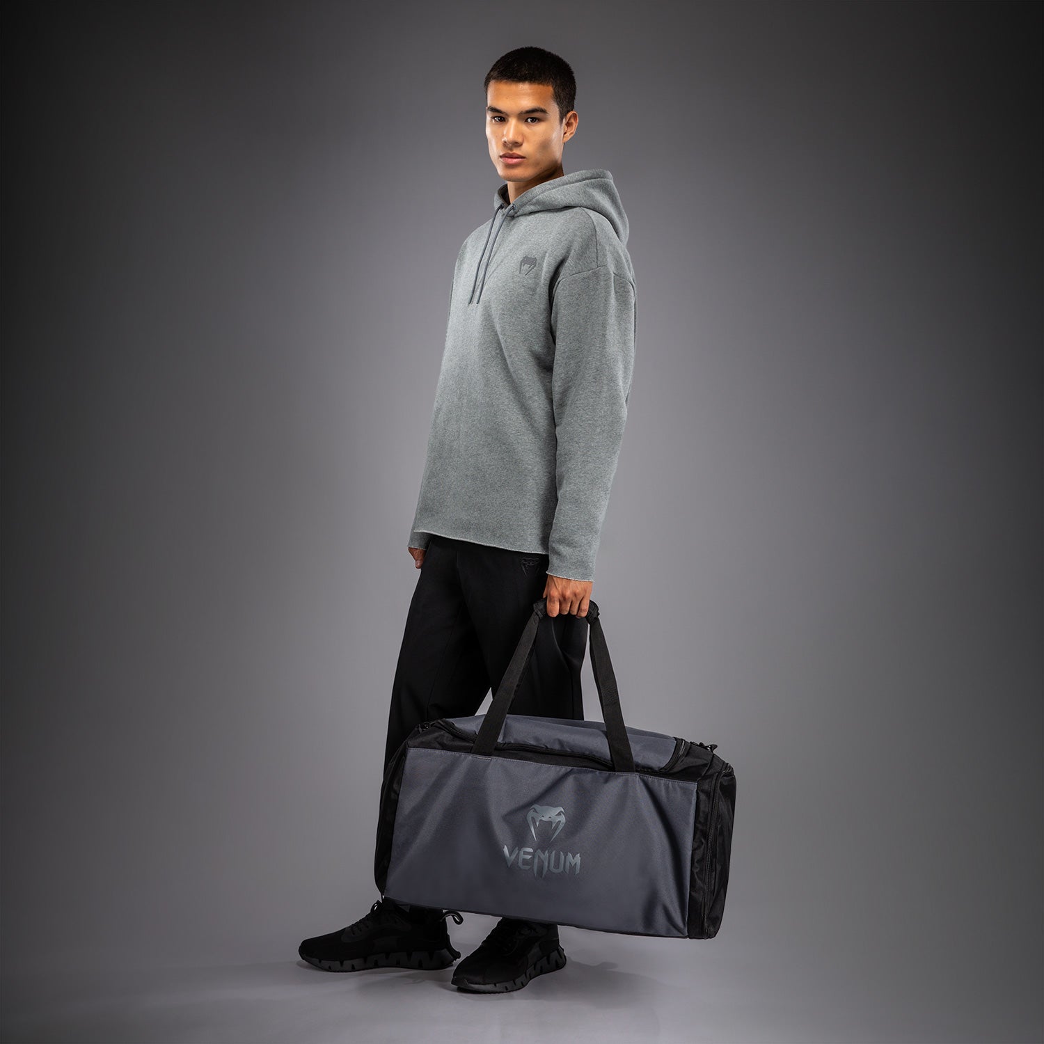 venum-essential-sporttasche-61-l-duffle-bag-grau-schwarz image 8