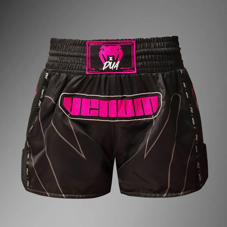 venum-x-dua-muay-thai-shorts-damen-schwarz-fuchsia-rosa image 1