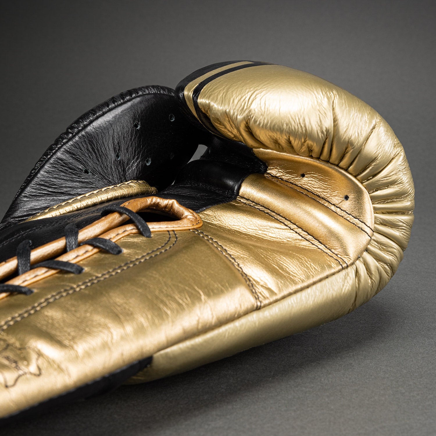venum-shield-profi-boxhandschuhe-mit-schn-rung-schwarz-gold image 5